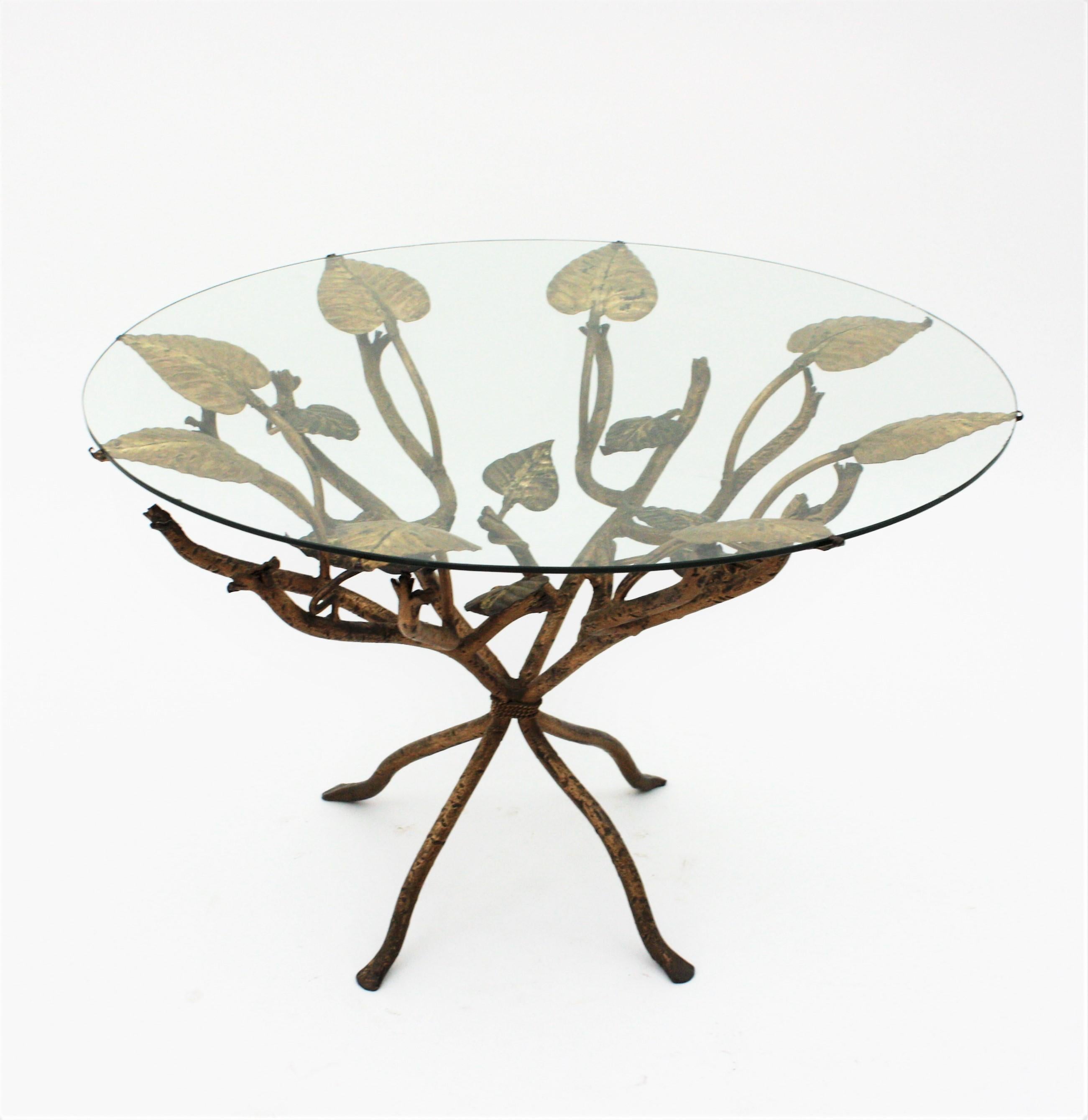 1950s French Hollywood Regency Foliage Coffee Table in Gilt Iron For Sale 4