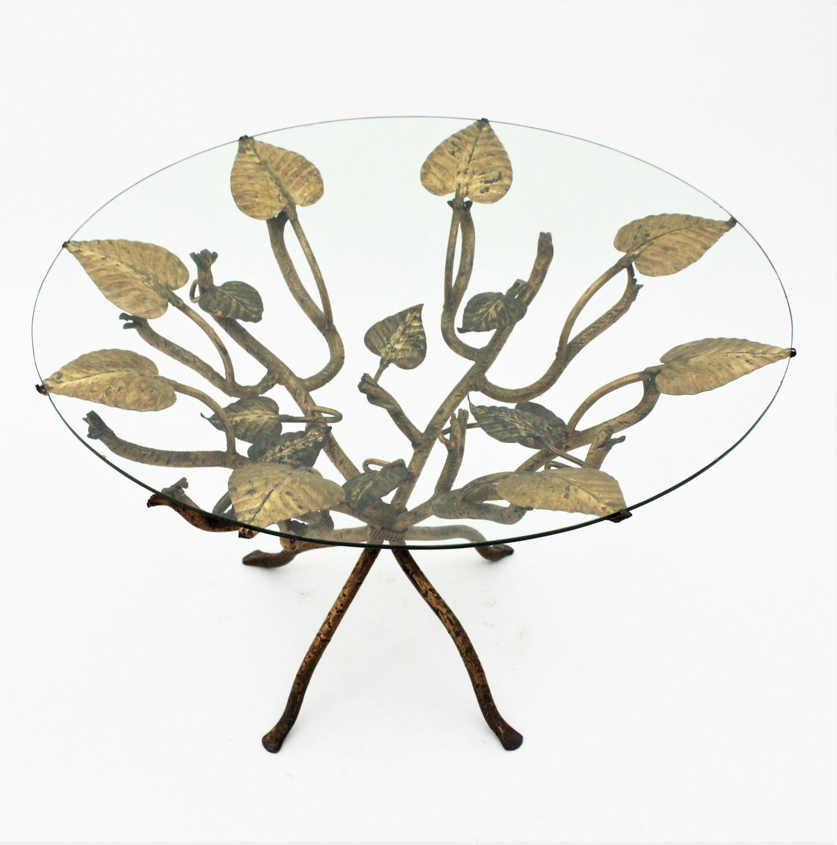 1950s French Hollywood Regency Foliage Coffee Table in Gilt Iron In Good Condition For Sale In Barcelona, ES