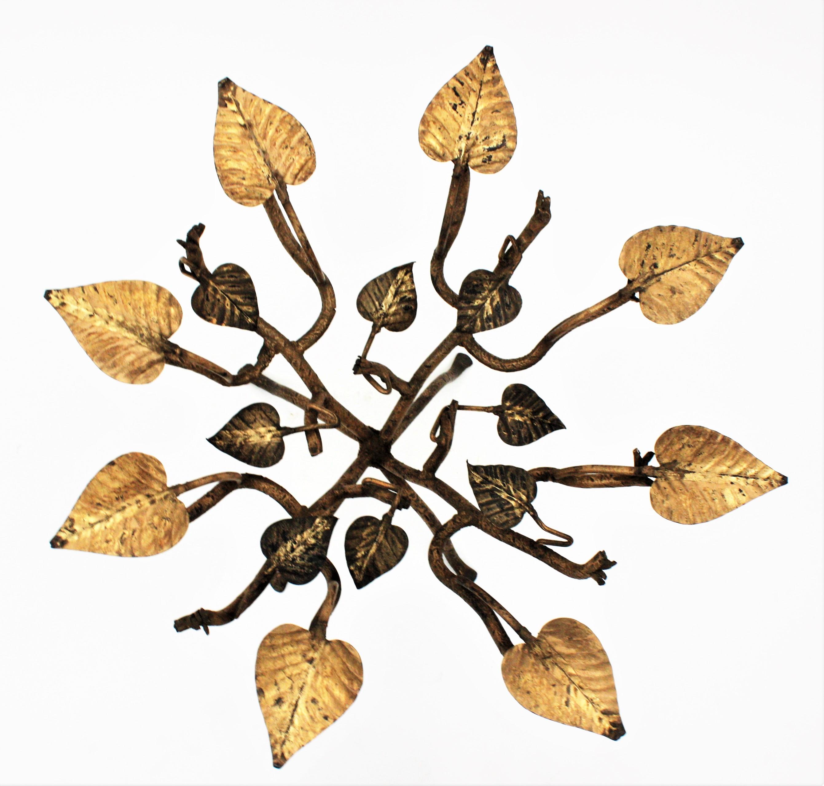 1950er Jahre Französisch Hollywood Regency Foliage Couchtisch in vergoldetem Eisen (20. Jahrhundert) im Angebot