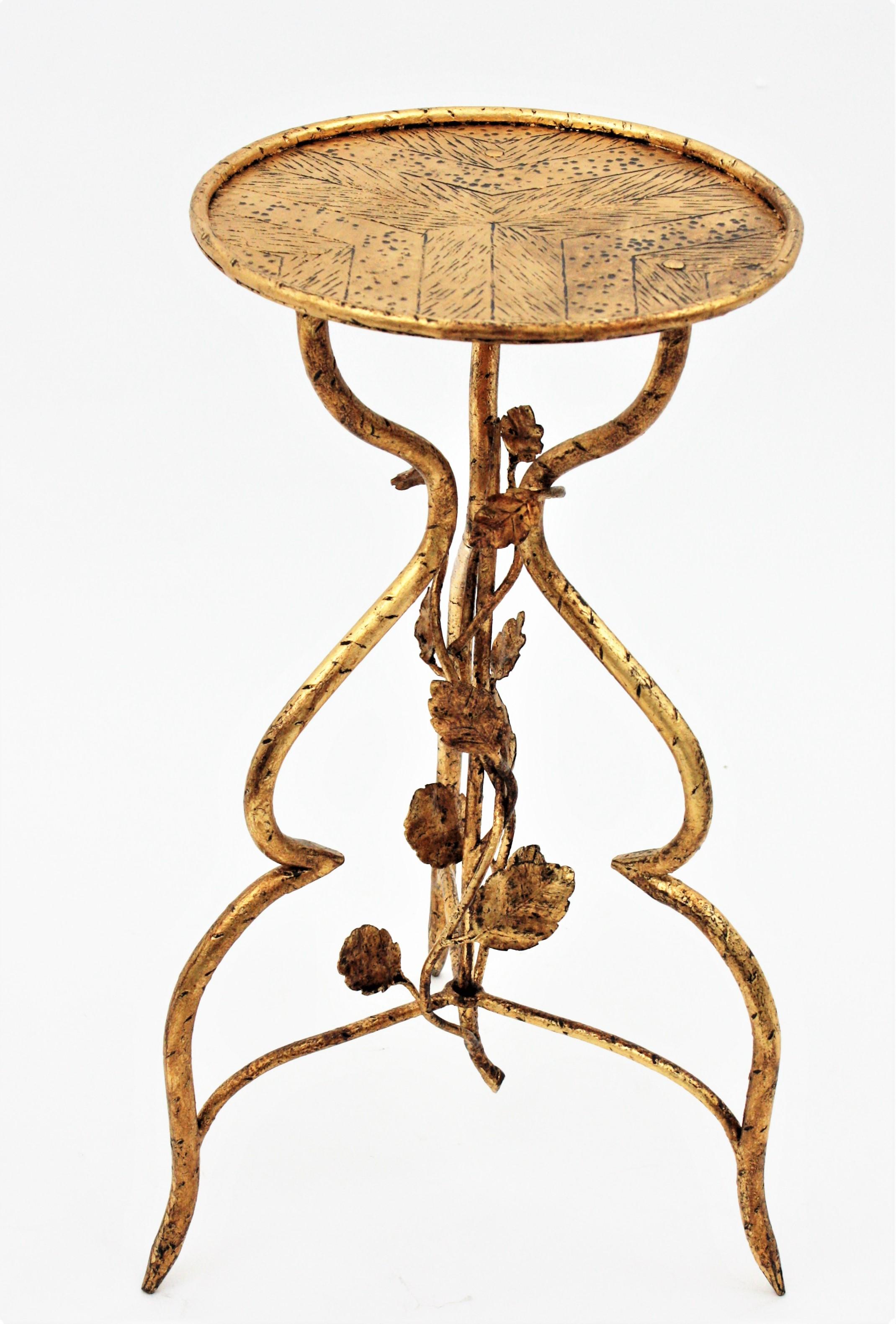 French gilt wrought iron guéridon table stand or drinks table with naturalistic design, 1920s-1930s.
Eye-catching guéridon table handcrafted in wrought iron and finished in gold leaf gilding. The top has a beautiful design richly adorned with the