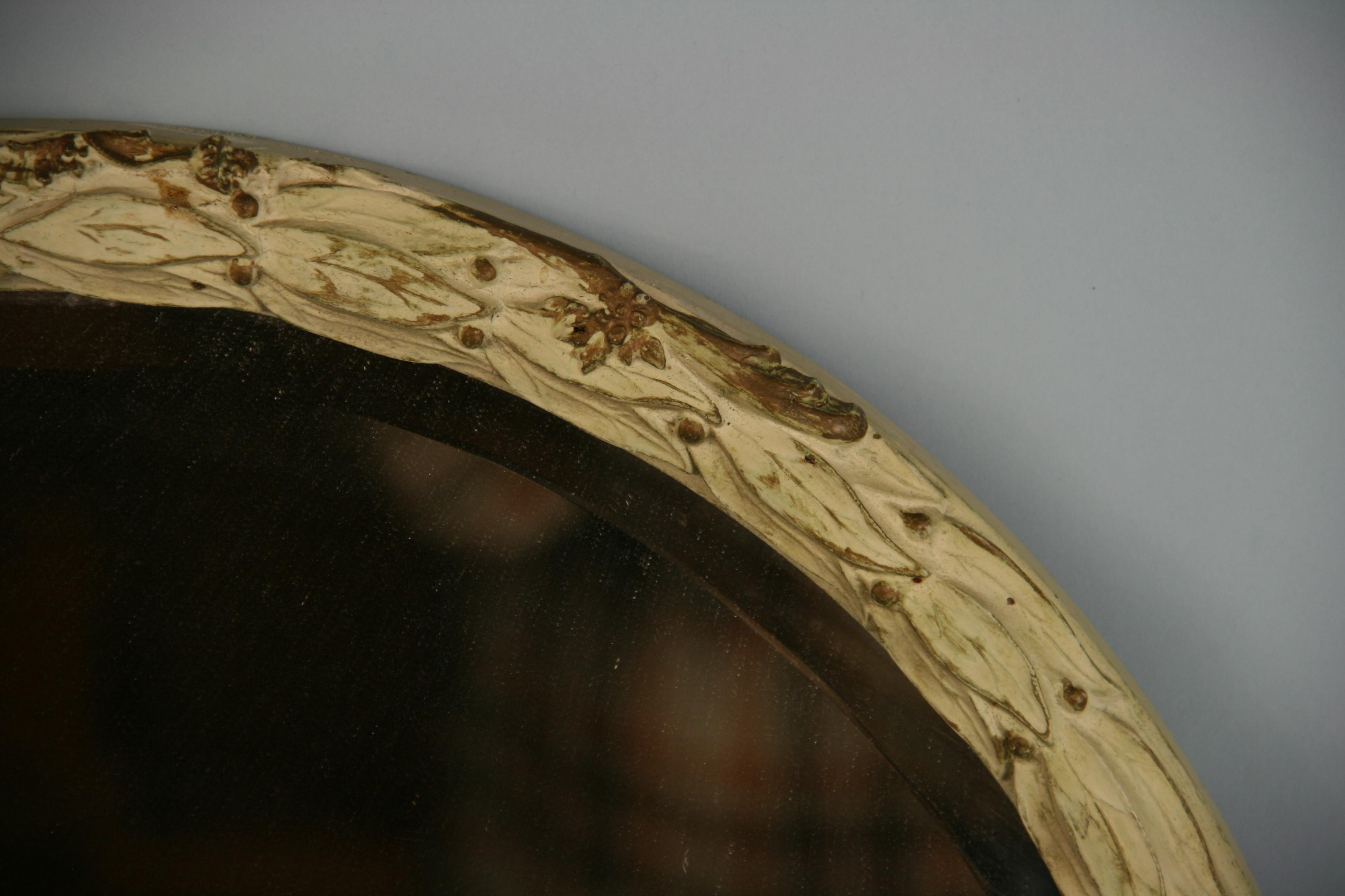Miroir rond en verre biseauté feuillagé français Bon état - En vente à Douglas Manor, NY