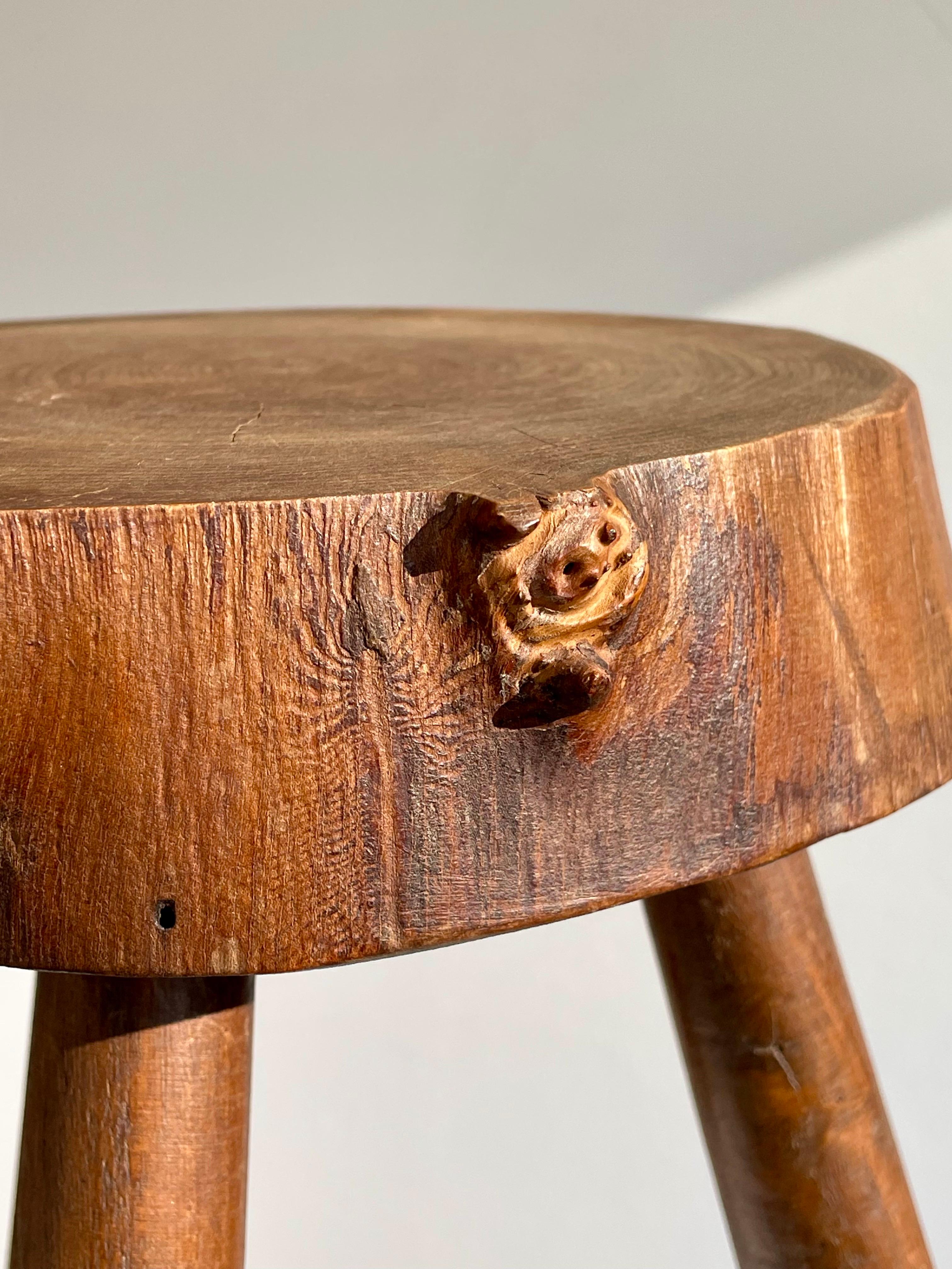French Folk Art Brutalist Tripod Shepherd’s Stool, 1950s In Good Condition For Sale In SOTTEVILLE-LÈS-ROUEN, FR