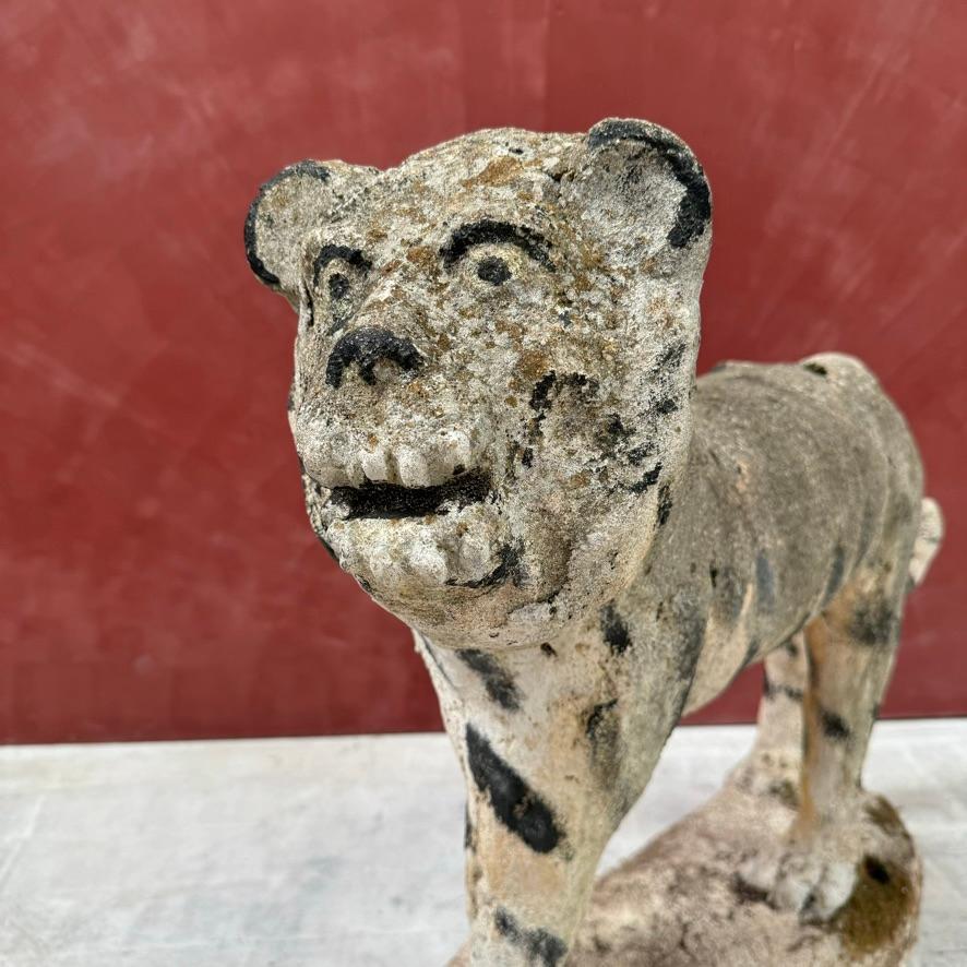 Arte popular francés Tigre de hormigón siglo XX en venta