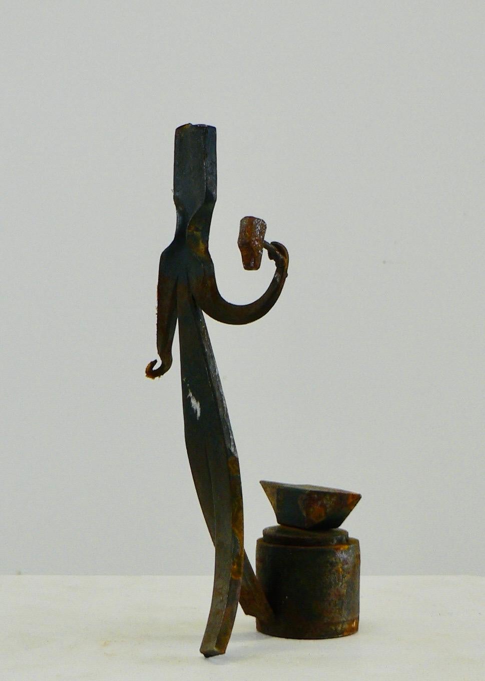Une œuvre d'art populaire français des années 1960 représentant un forgeron à son enclume, frappant le métal avec son marteau. Superbe charpente métallique primitive.