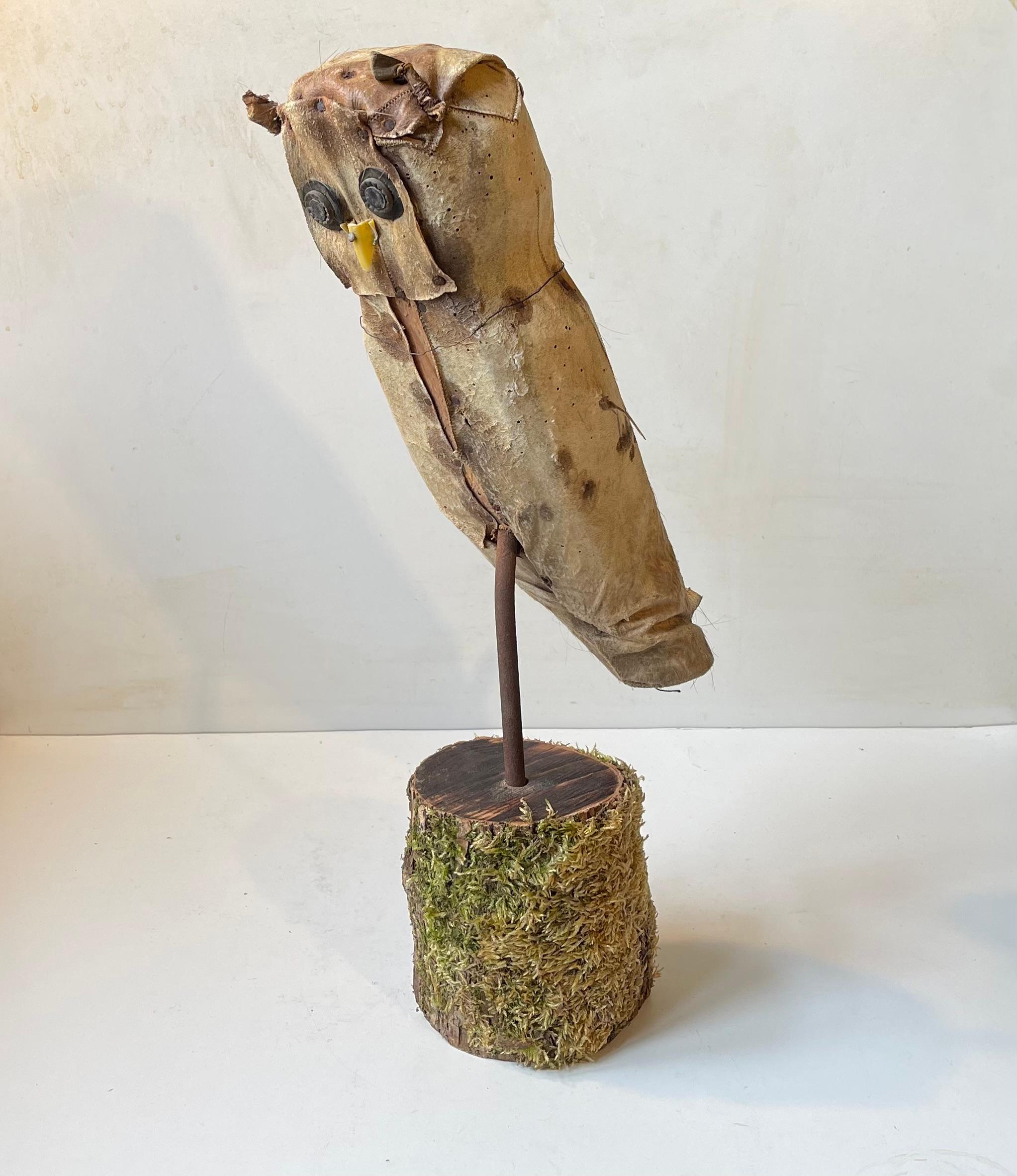 Questa esca francese per gufi degli anni '30 presenta una grande crudezza e autenticità. È intagliato in legno e rivestito di una specie di pelle animale. Gli occhi e il becco sono realizzati in bachelite. La base è stata aggiunta in tempi recenti e