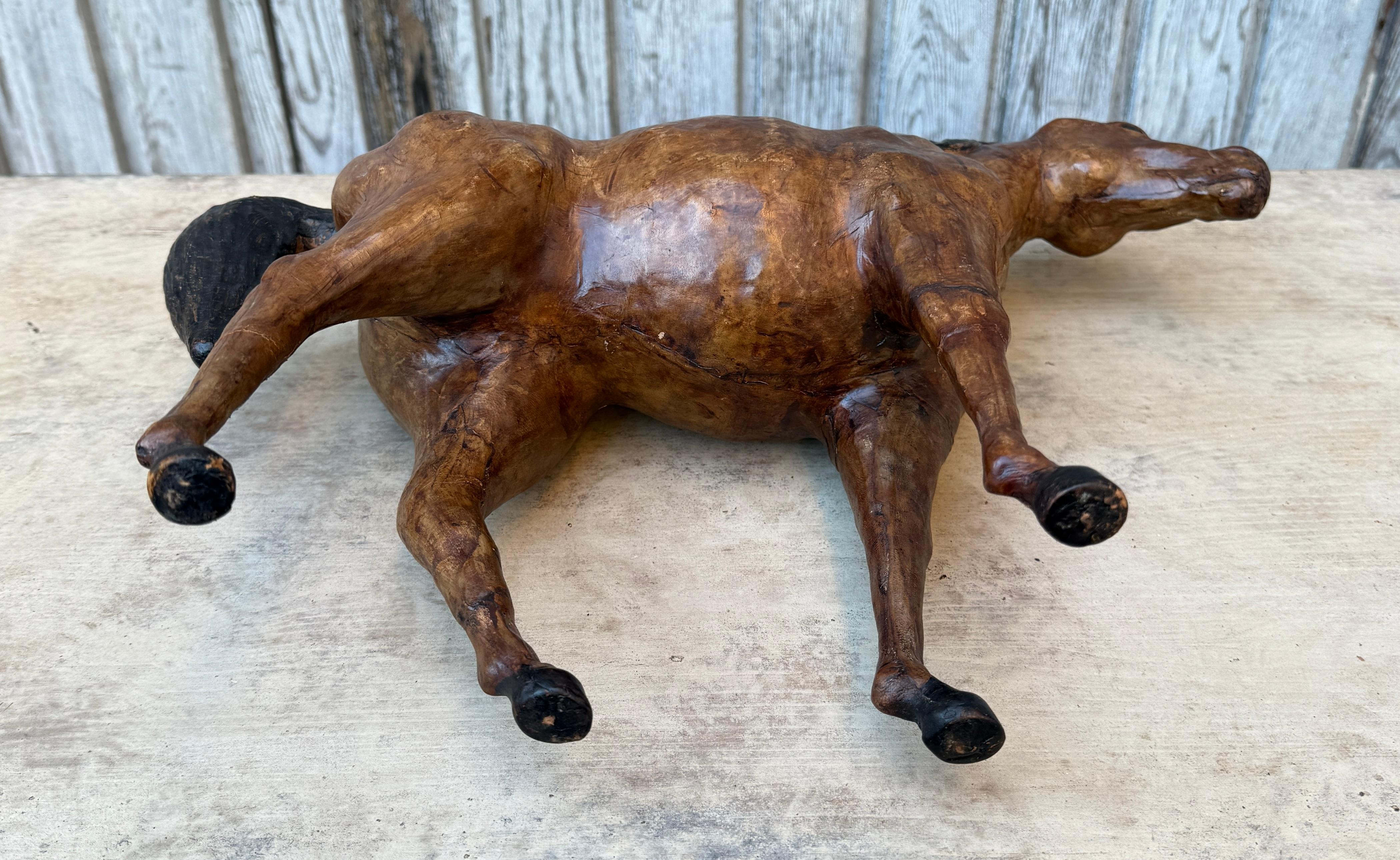 Scultura d'arte popolare francese raffigurante un cavallo in pelle in vendita 2