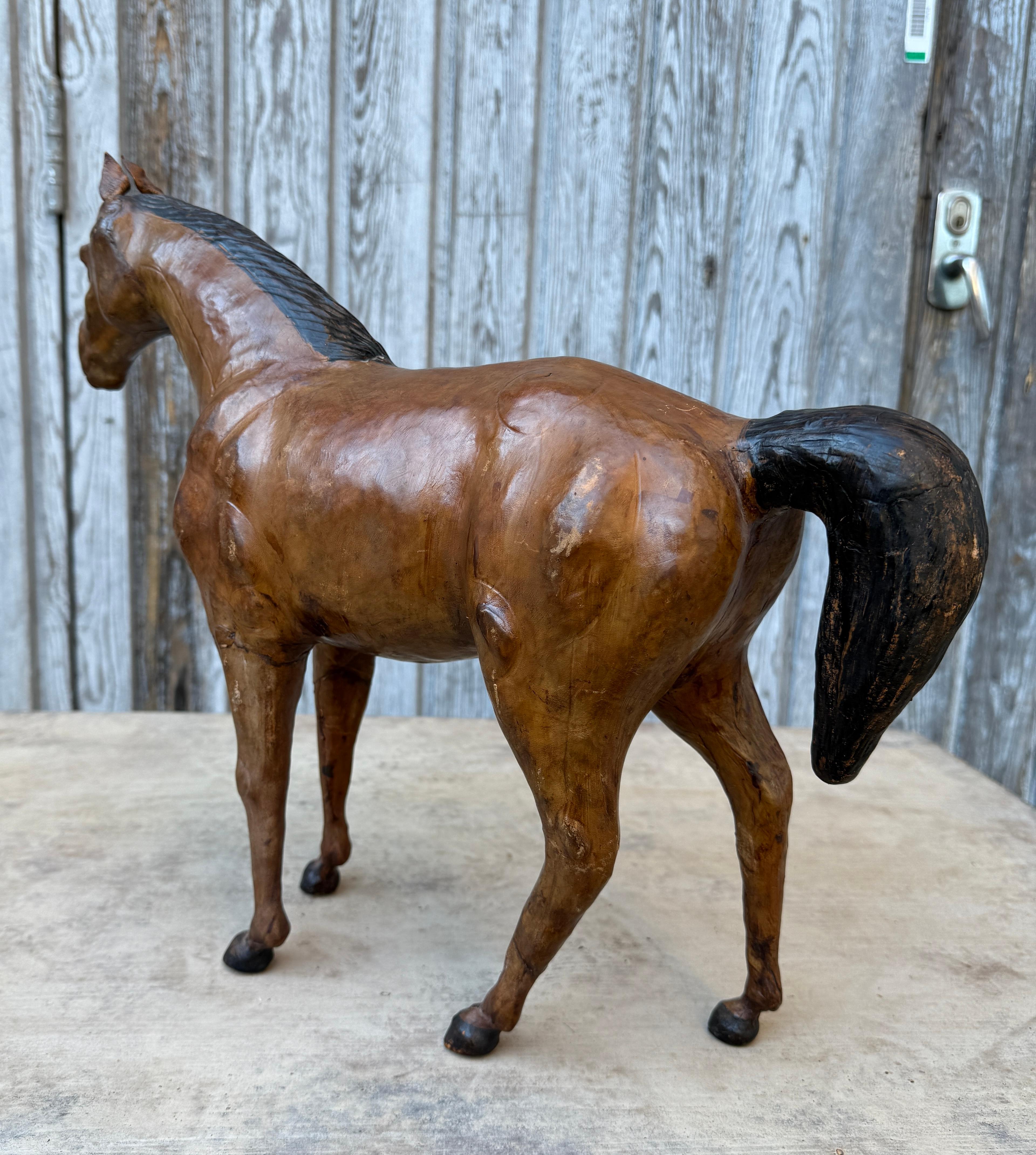 Scultura d'arte popolare francese raffigurante un cavallo in pelle in vendita 3