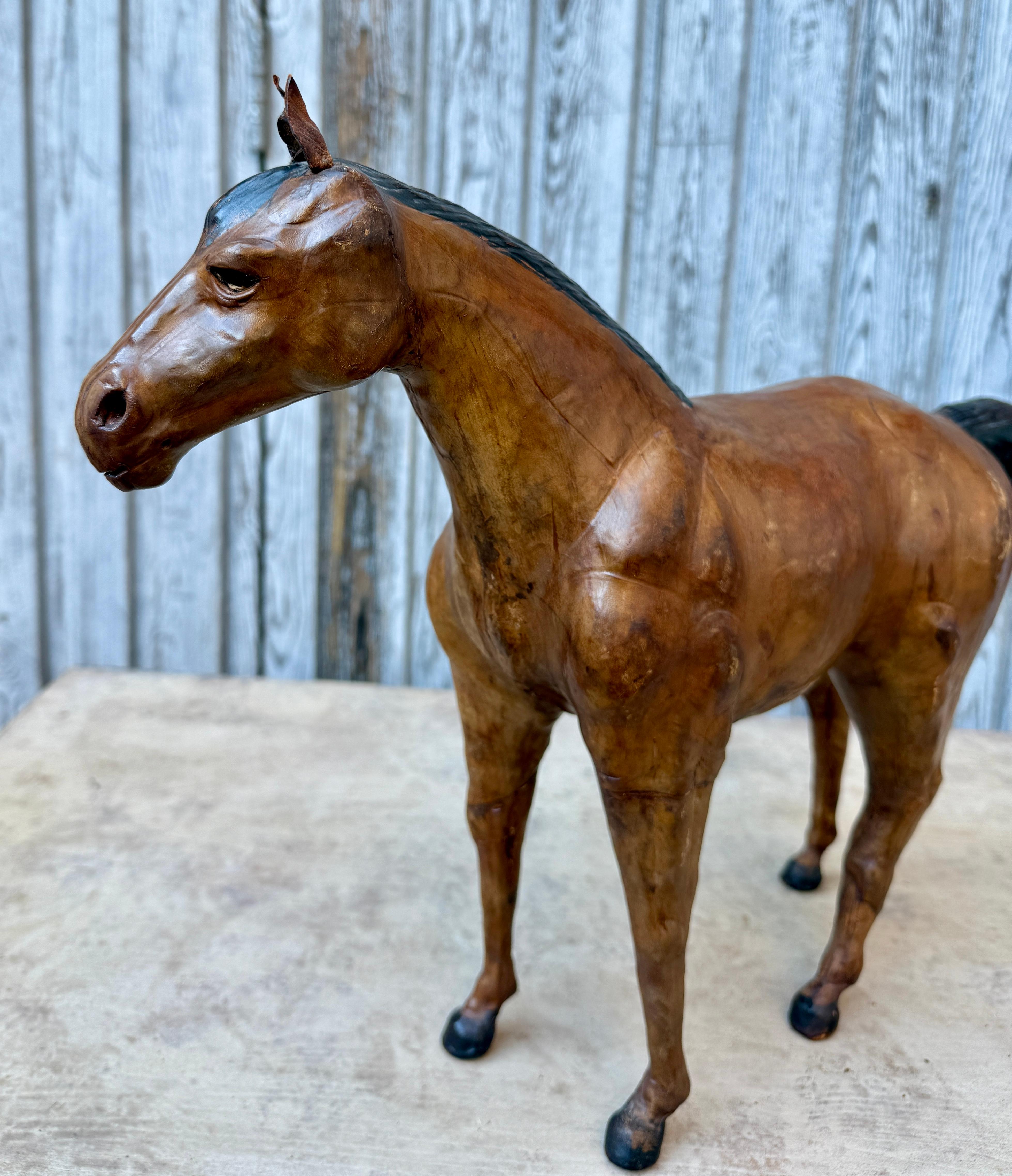 Scultura d'arte popolare francese raffigurante un cavallo in pelle in vendita 4