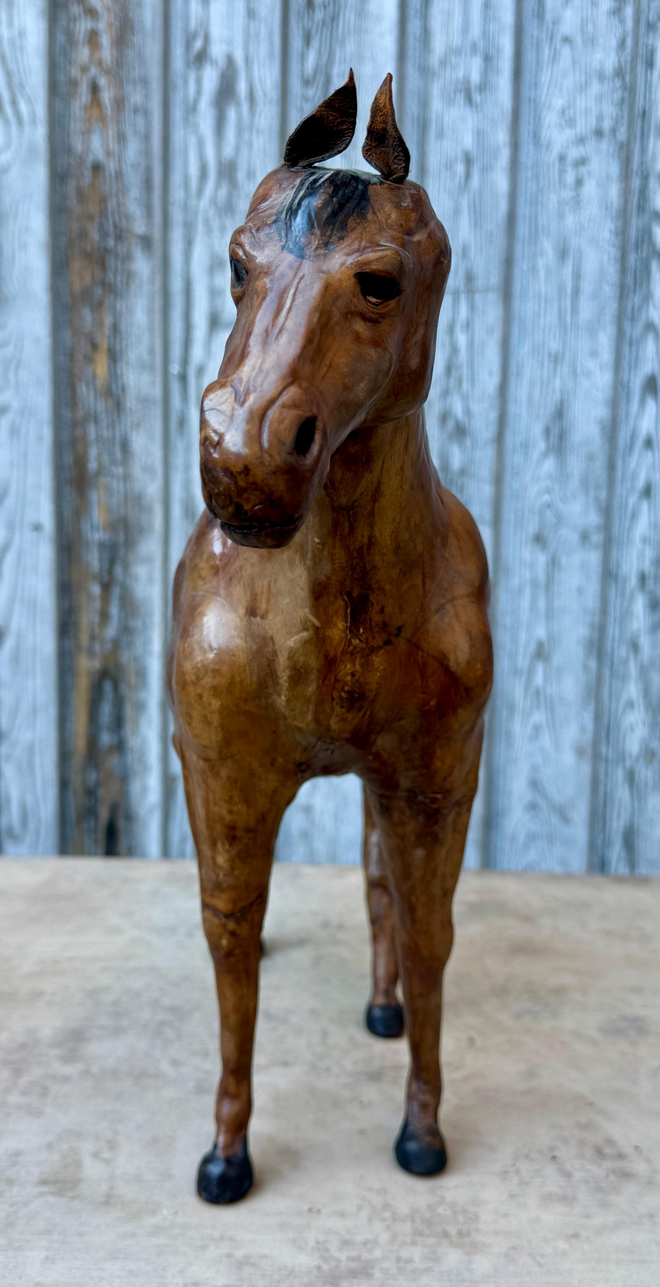 Scultura d'arte popolare francese raffigurante un cavallo in pelle in vendita 5