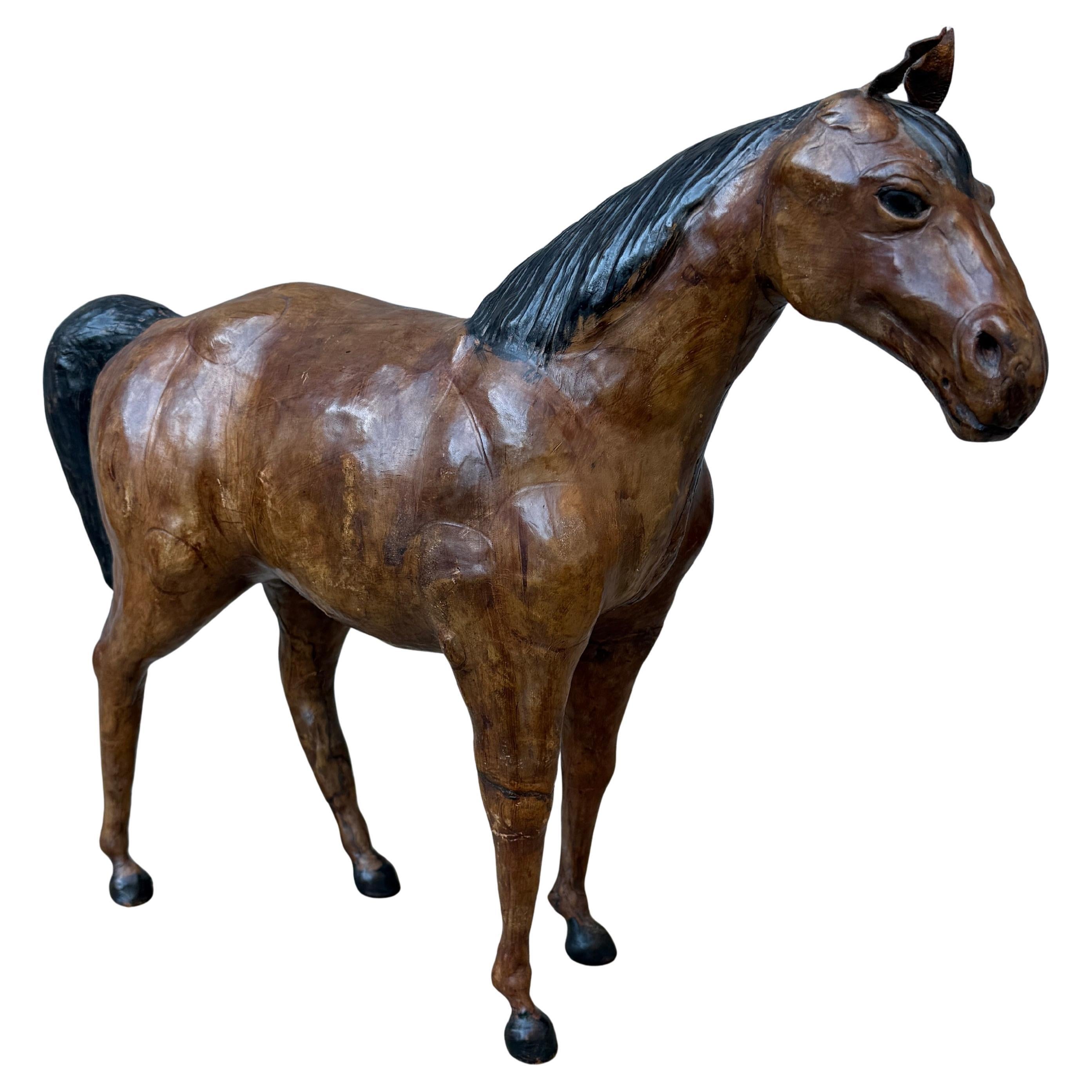 Scultura folkloristica di un cavallo realizzata a mano, risalente alla fine del XIX secolo/inizio del XX secolo. Questo cavallo di cartapesta di produzione francese è avvolto in pelle e si presenta nella sua autentica patina antica. Questa scultura