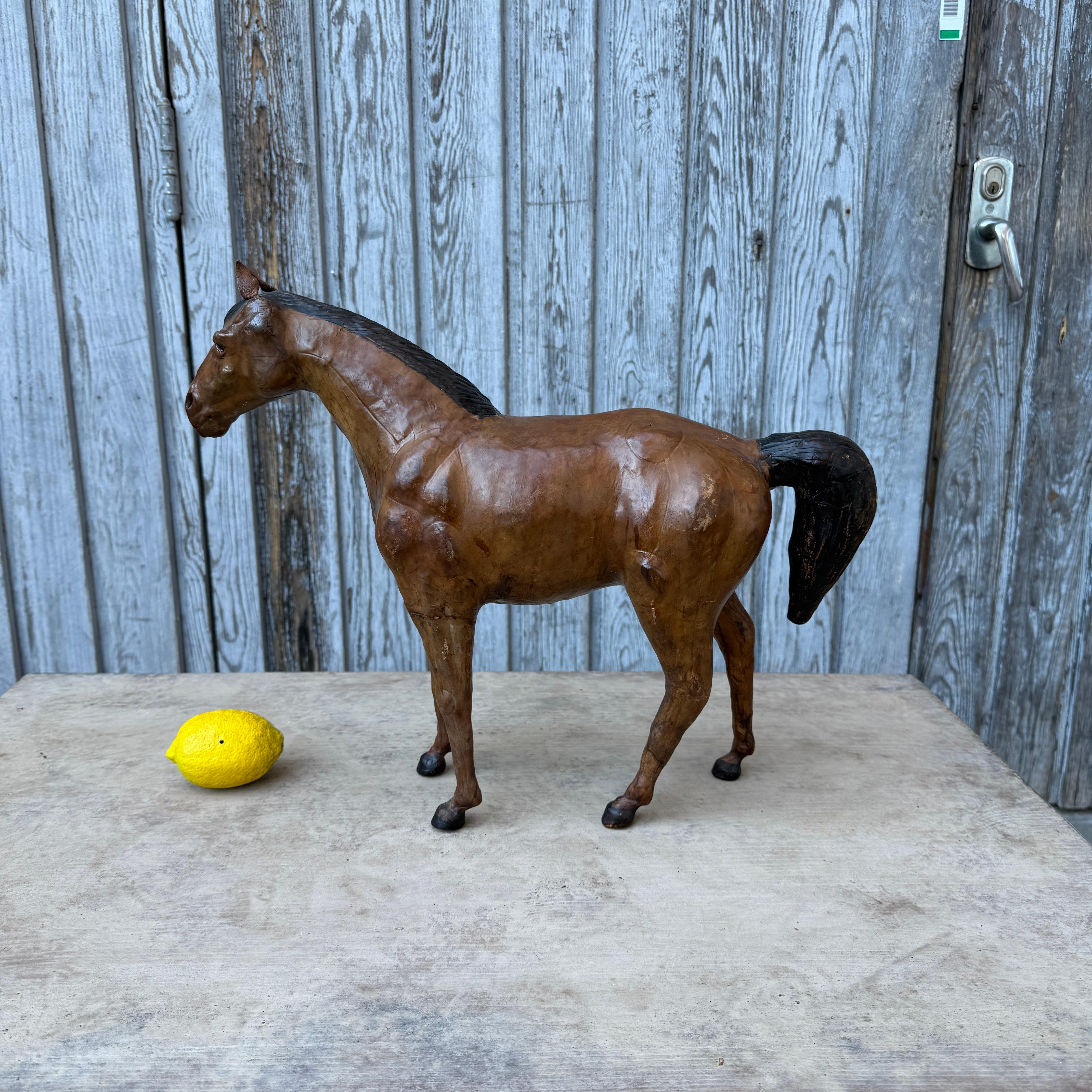 Arte popolare Scultura d'arte popolare francese raffigurante un cavallo in pelle in vendita