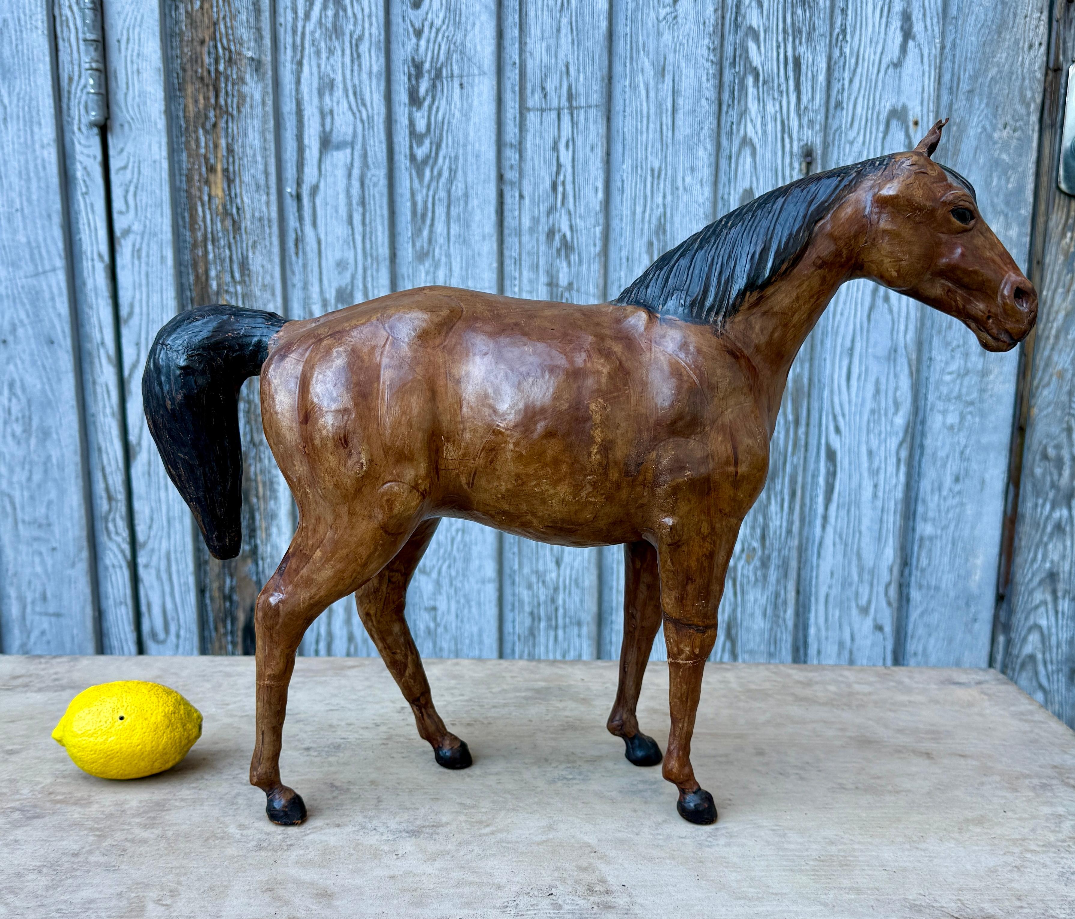 Francese Scultura d'arte popolare francese raffigurante un cavallo in pelle in vendita