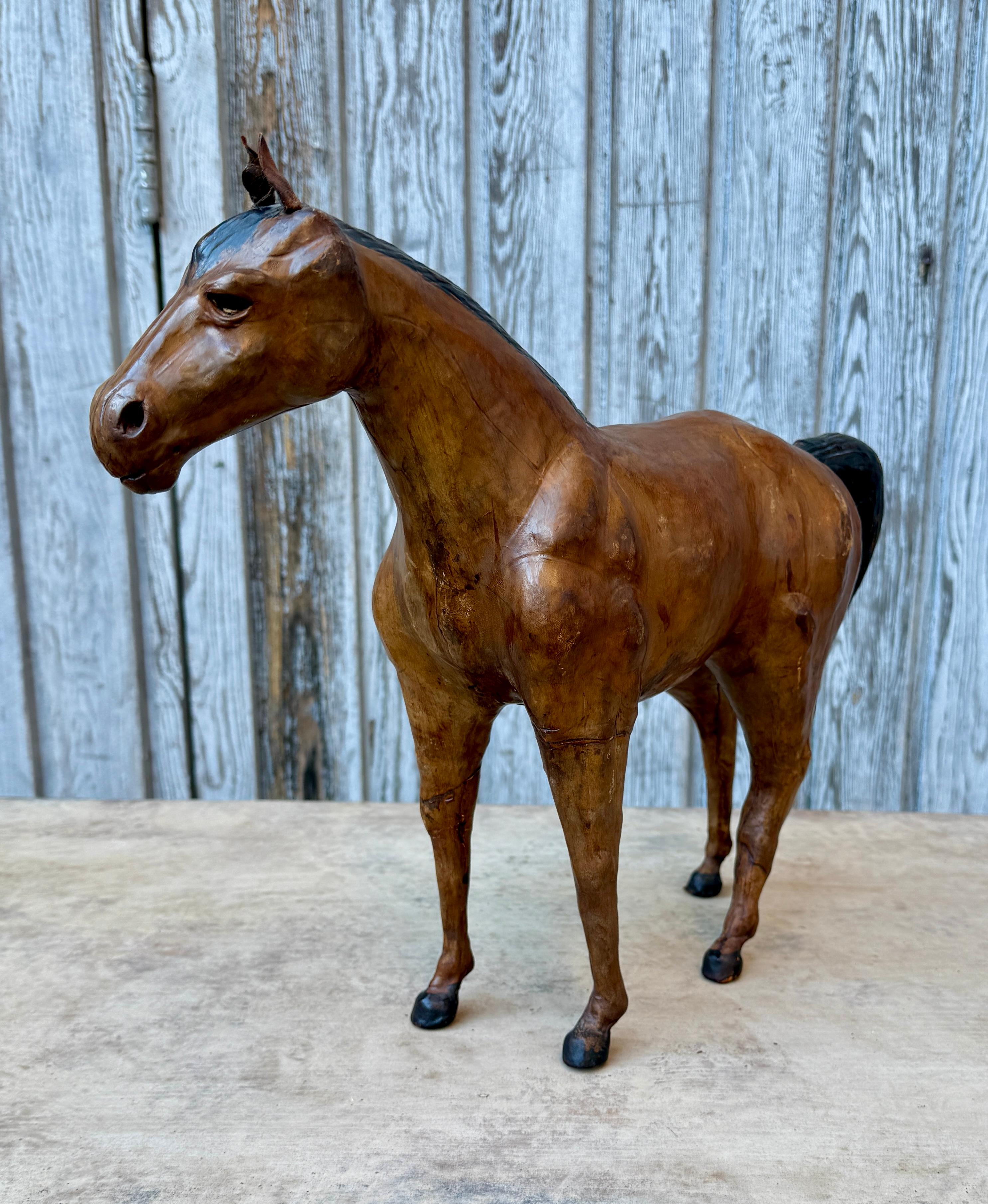 Fatto a mano Scultura d'arte popolare francese raffigurante un cavallo in pelle in vendita