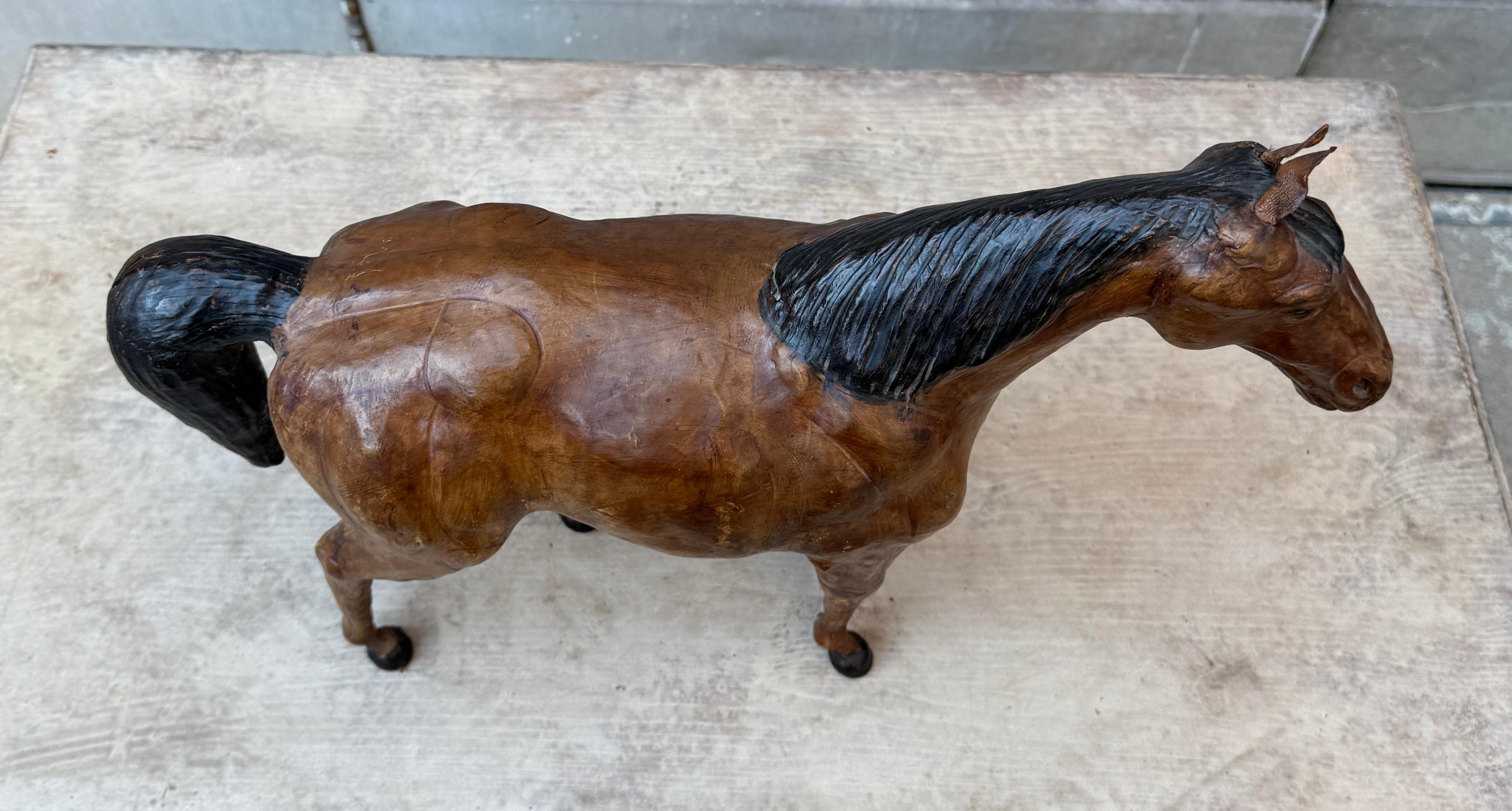 Scultura d'arte popolare francese raffigurante un cavallo in pelle In condizioni buone in vendita a Haddonfield, NJ