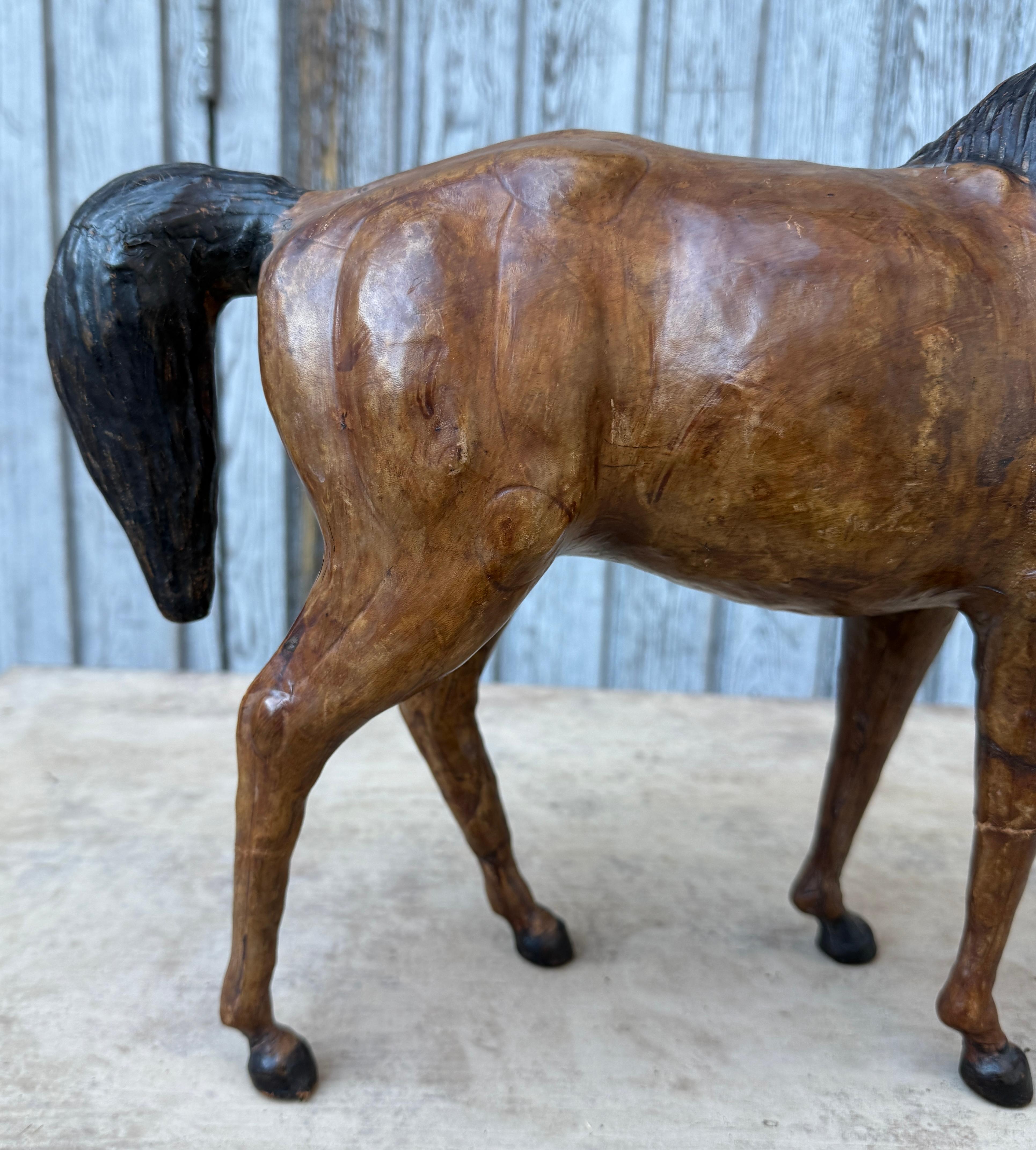 Pelle Scultura d'arte popolare francese raffigurante un cavallo in pelle in vendita