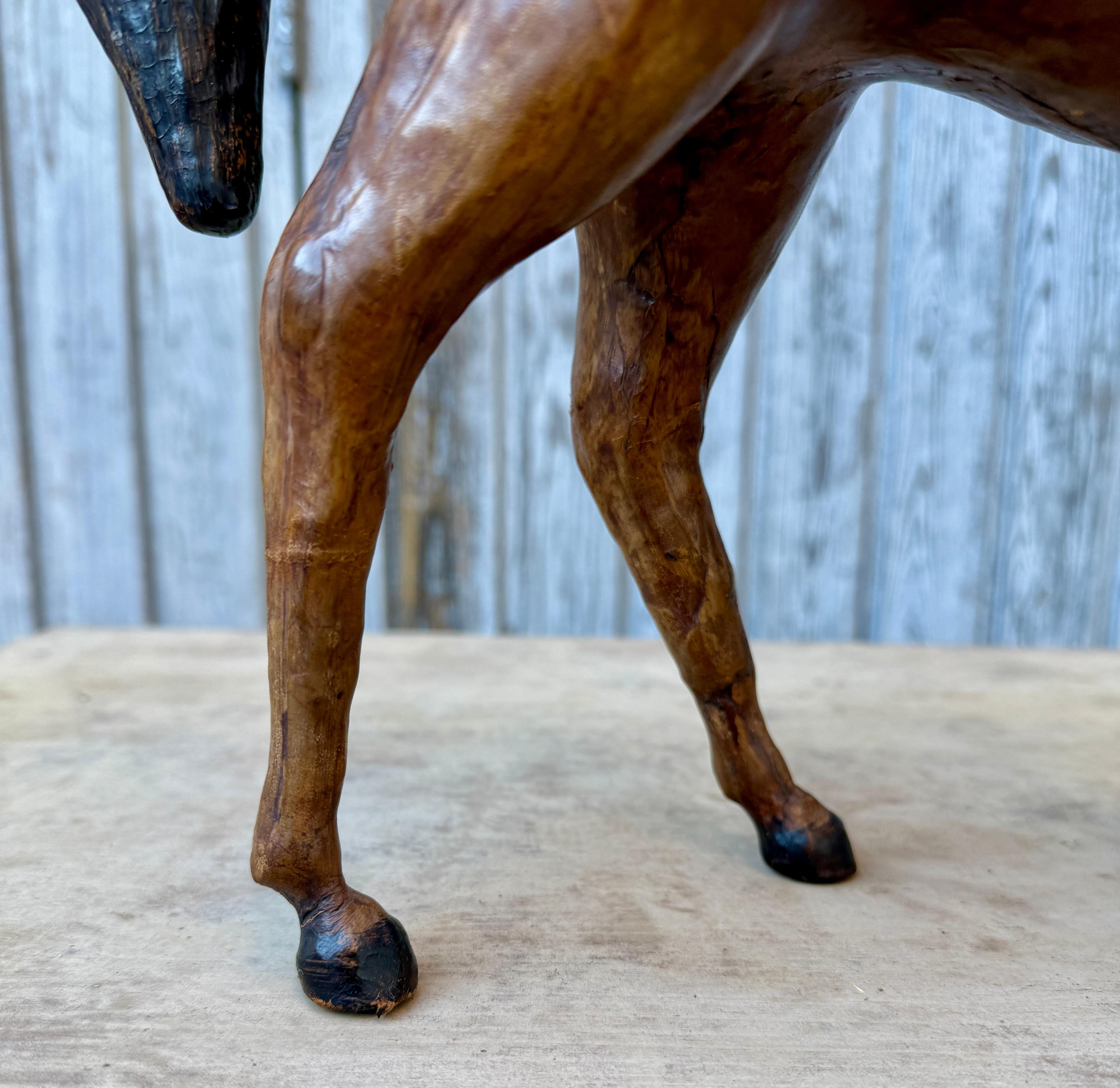 Scultura d'arte popolare francese raffigurante un cavallo in pelle in vendita 1
