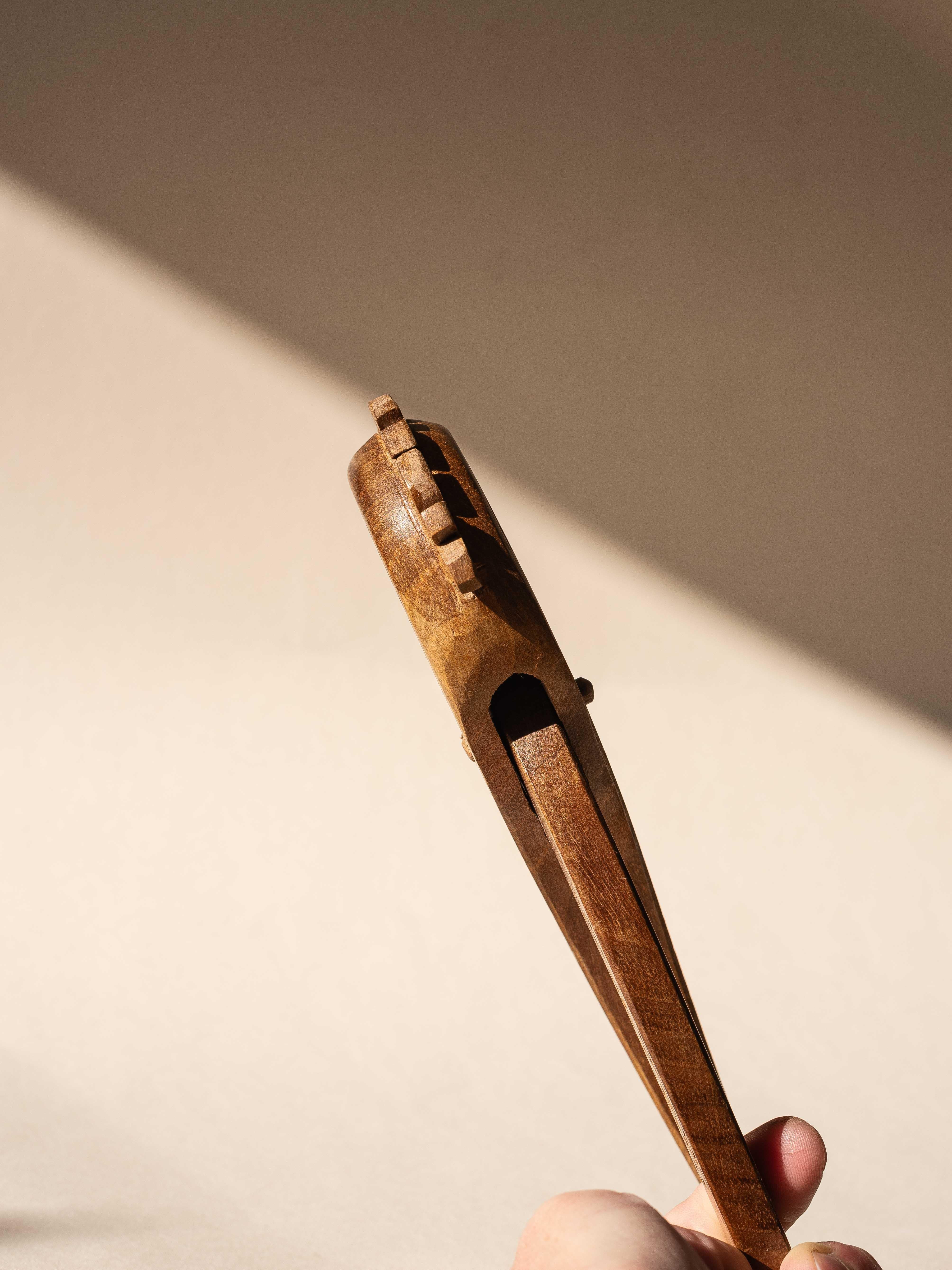 Schiaccianoci in legno, arte popolare francese di metà secolo, motivi geometrici intagliati, anni '60 in vendita 3