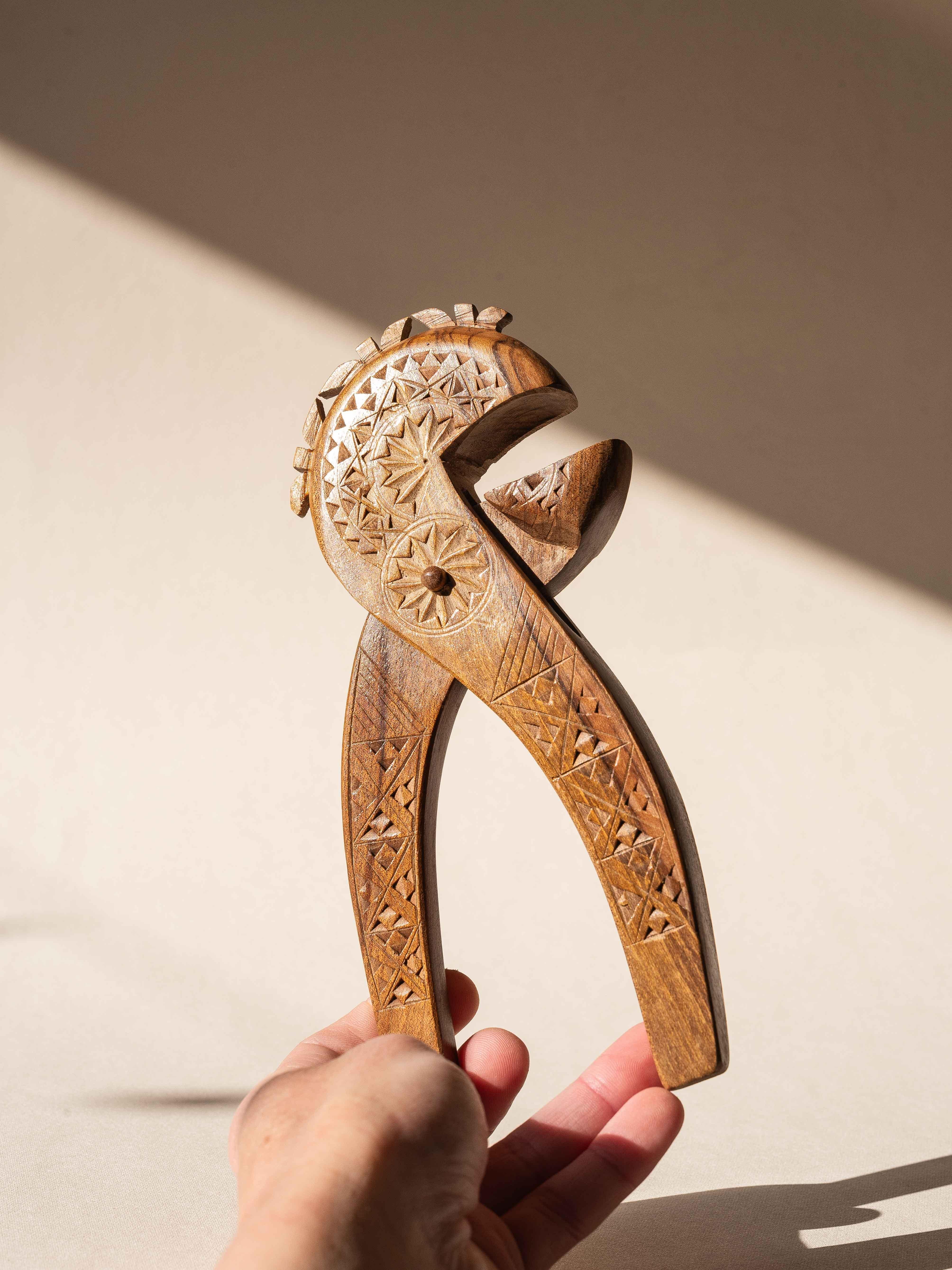 Schiaccianoci in legno, arte popolare francese di metà secolo, motivi geometrici intagliati, anni '60 in vendita 6