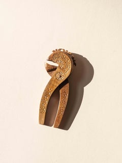 Hölzerner Nussknacker, französische Volkskunst der Jahrhundertmitte, geschnitzte geometrische Motive, 1960er Jahre