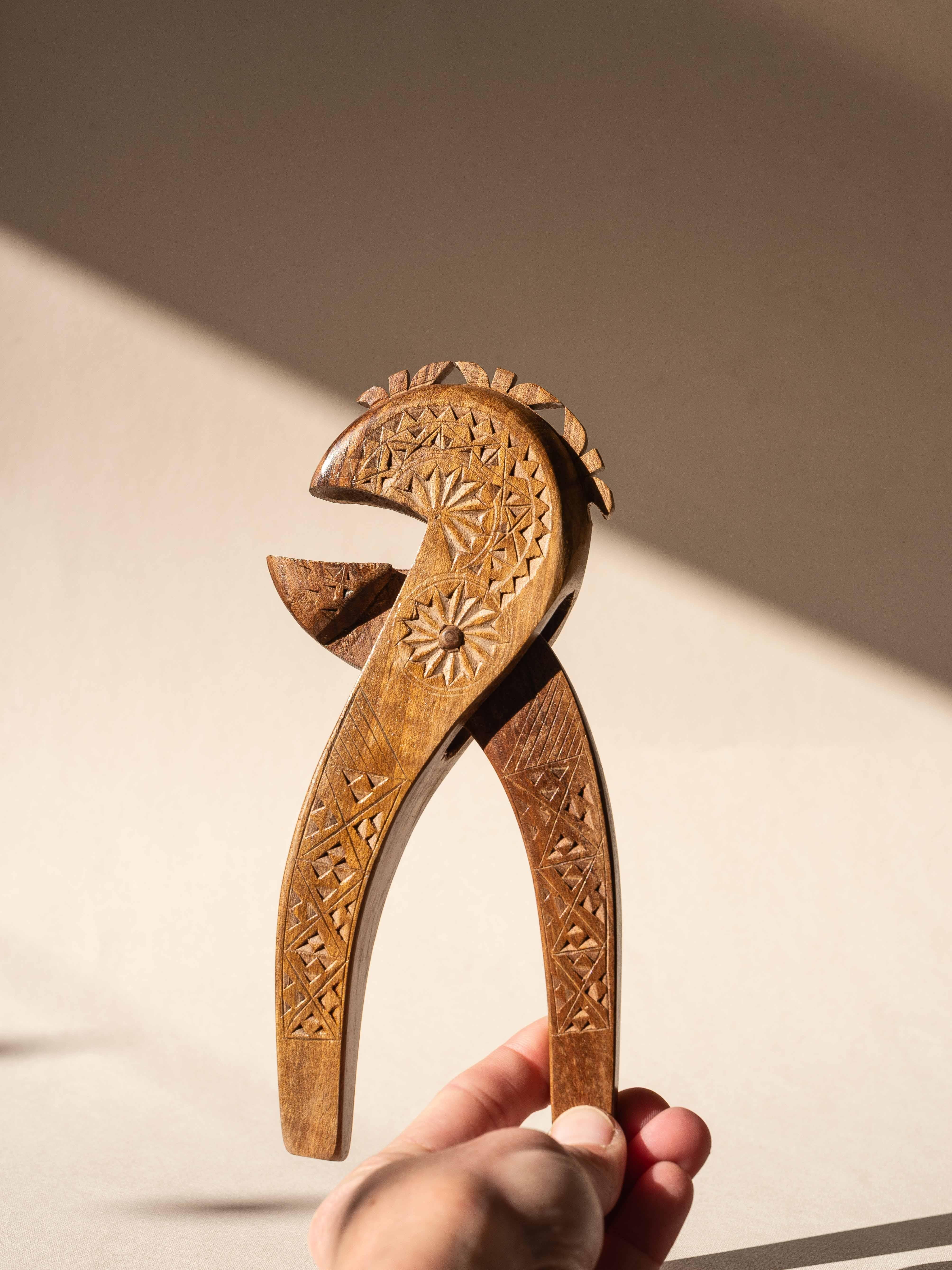 Arte popolare Schiaccianoci in legno, arte popolare francese di metà secolo, motivi geometrici intagliati, anni '60 in vendita