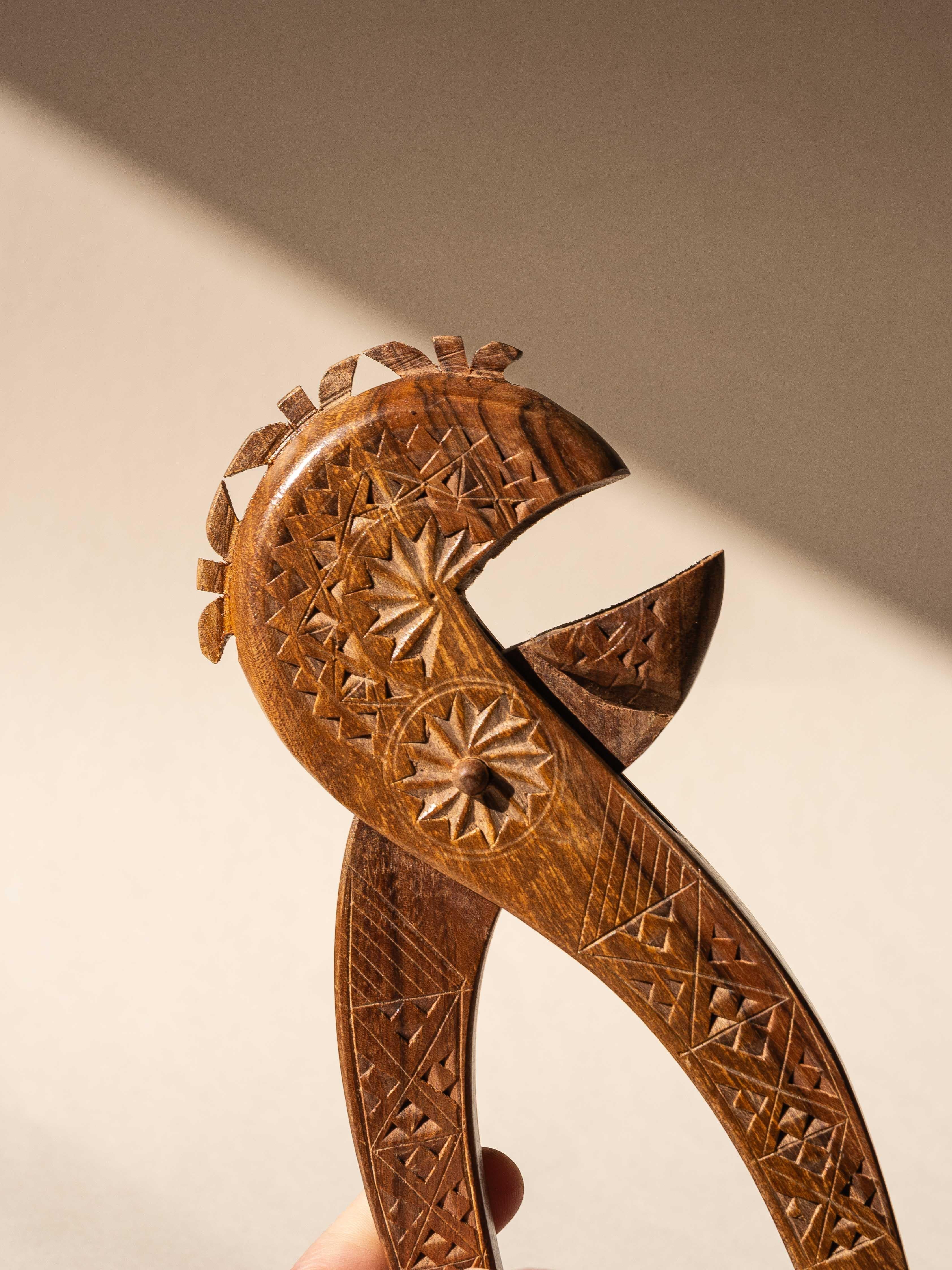 Intagliato Schiaccianoci in legno, arte popolare francese di metà secolo, motivi geometrici intagliati, anni '60 in vendita