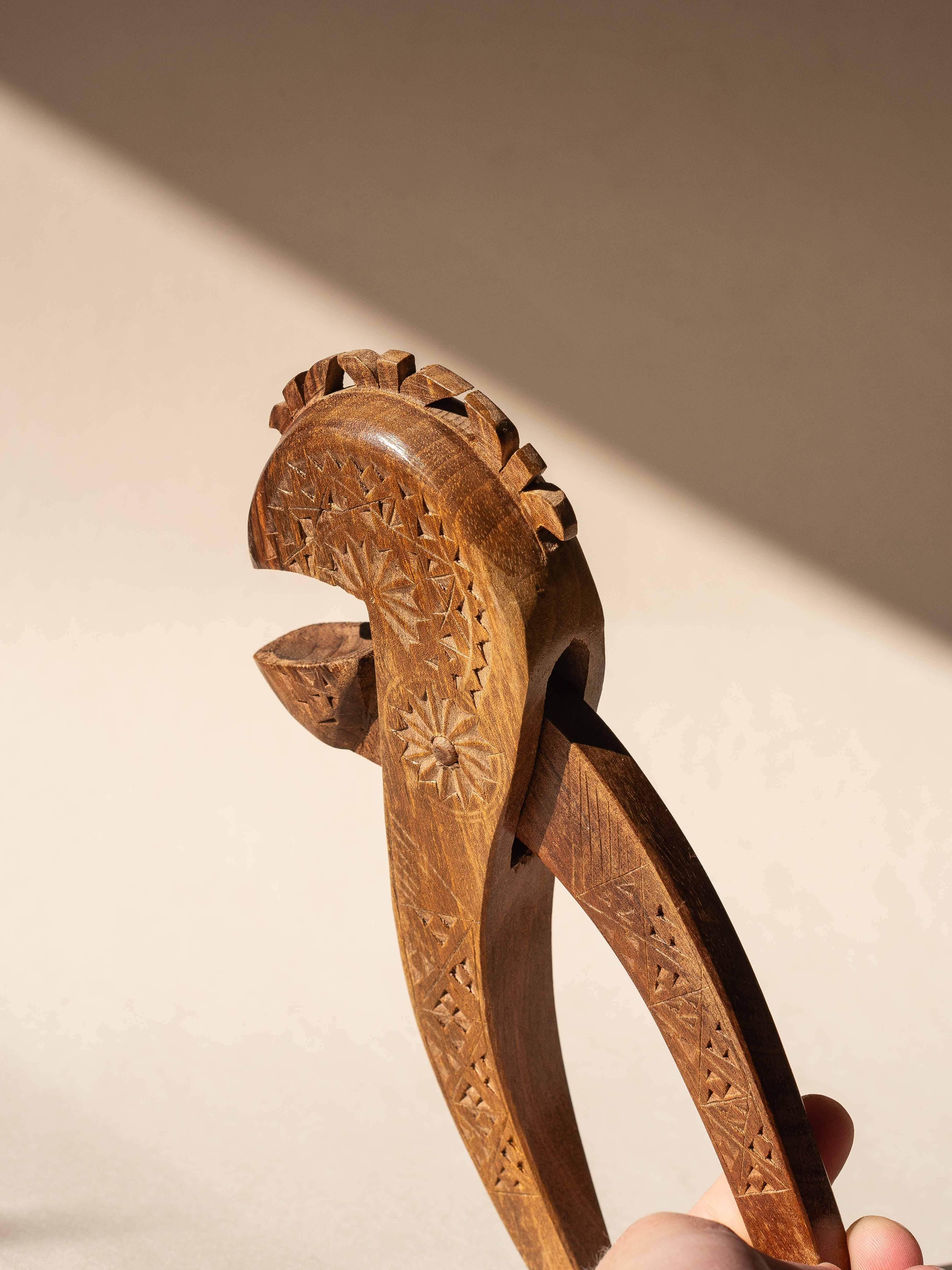 Legno Schiaccianoci in legno, arte popolare francese di metà secolo, motivi geometrici intagliati, anni '60 in vendita