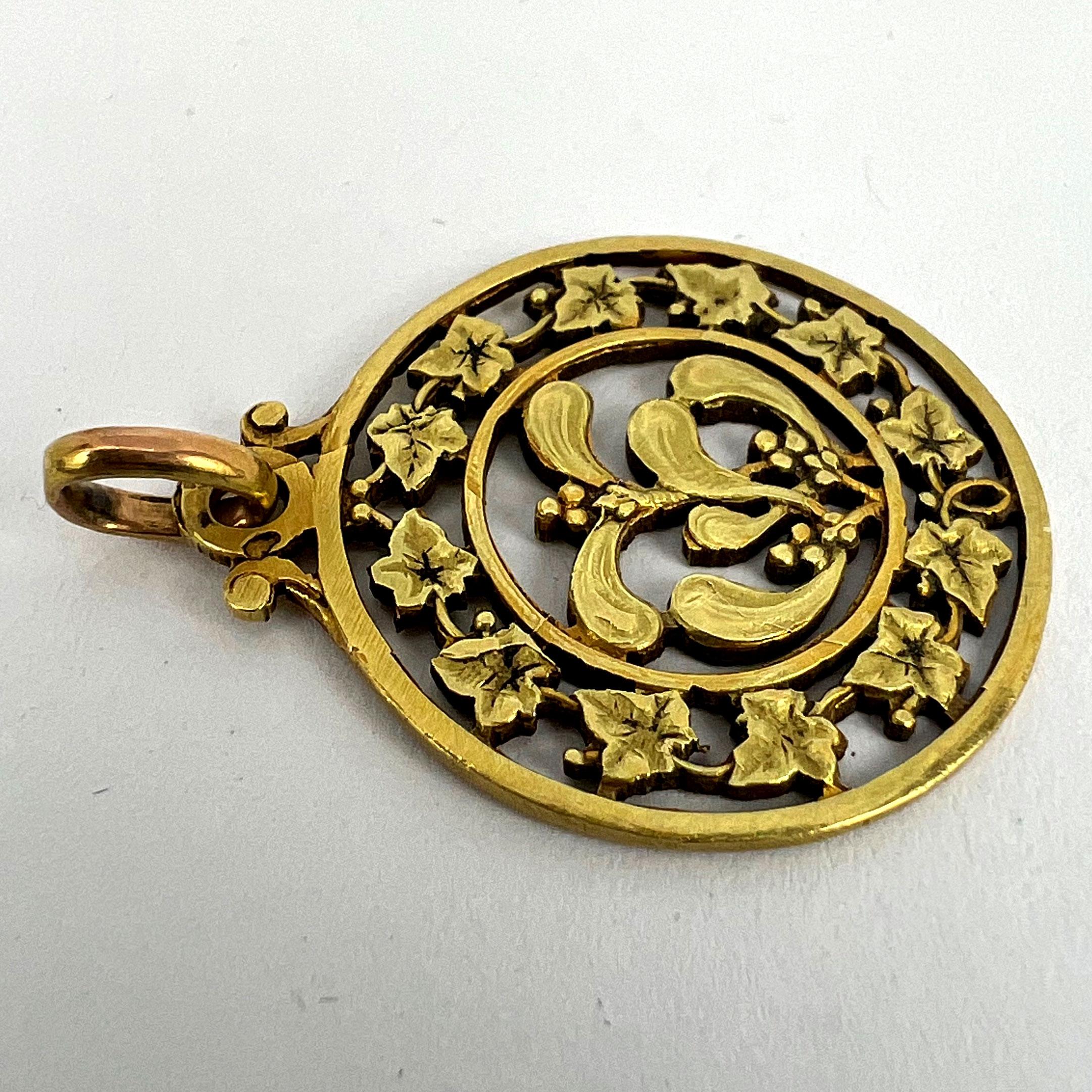 French Forever Love Mistletoe Ivy 18K Yellow Gold Charm Pendant For Sale 11