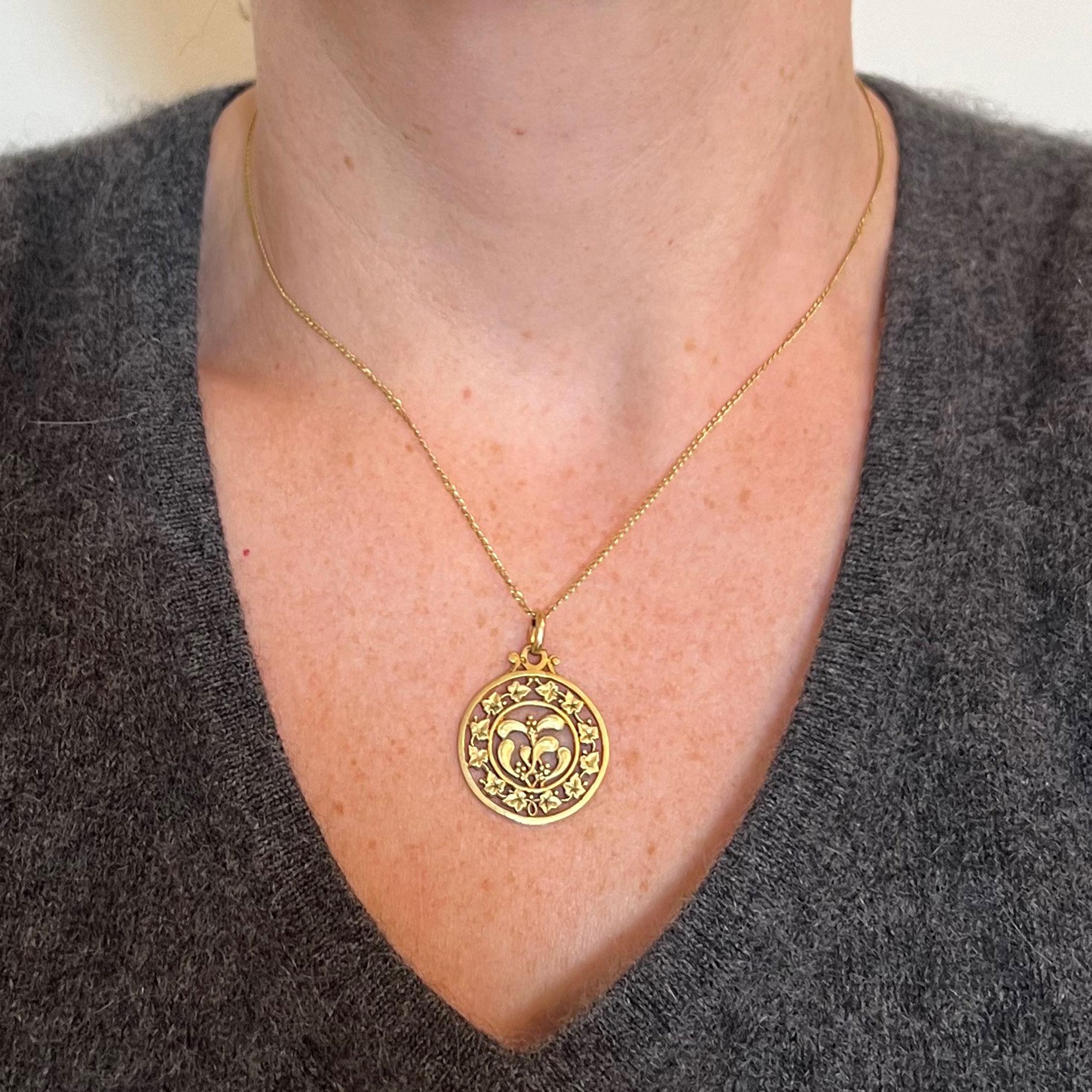 Women's or Men's French Forever Love Mistletoe Ivy 18K Yellow Gold Charm Pendant For Sale