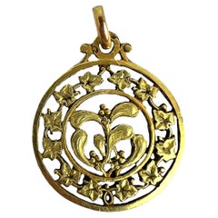 Colgante French Forever Love Mistletoe Ivy de oro amarillo de 18 quilates