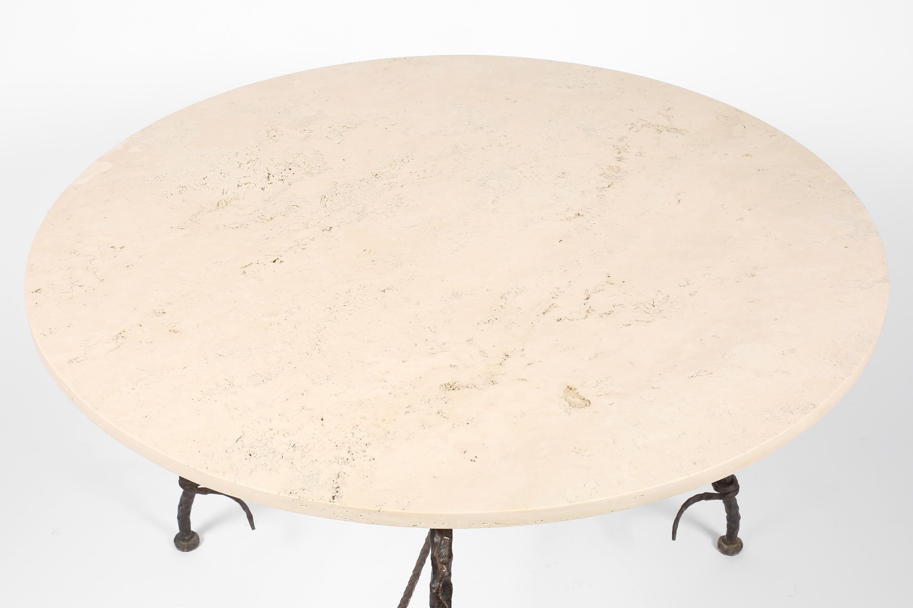 Mid-Century Modern Table centrale française en fer forgé et pierre calcaire à la manière de Diego Giacometti