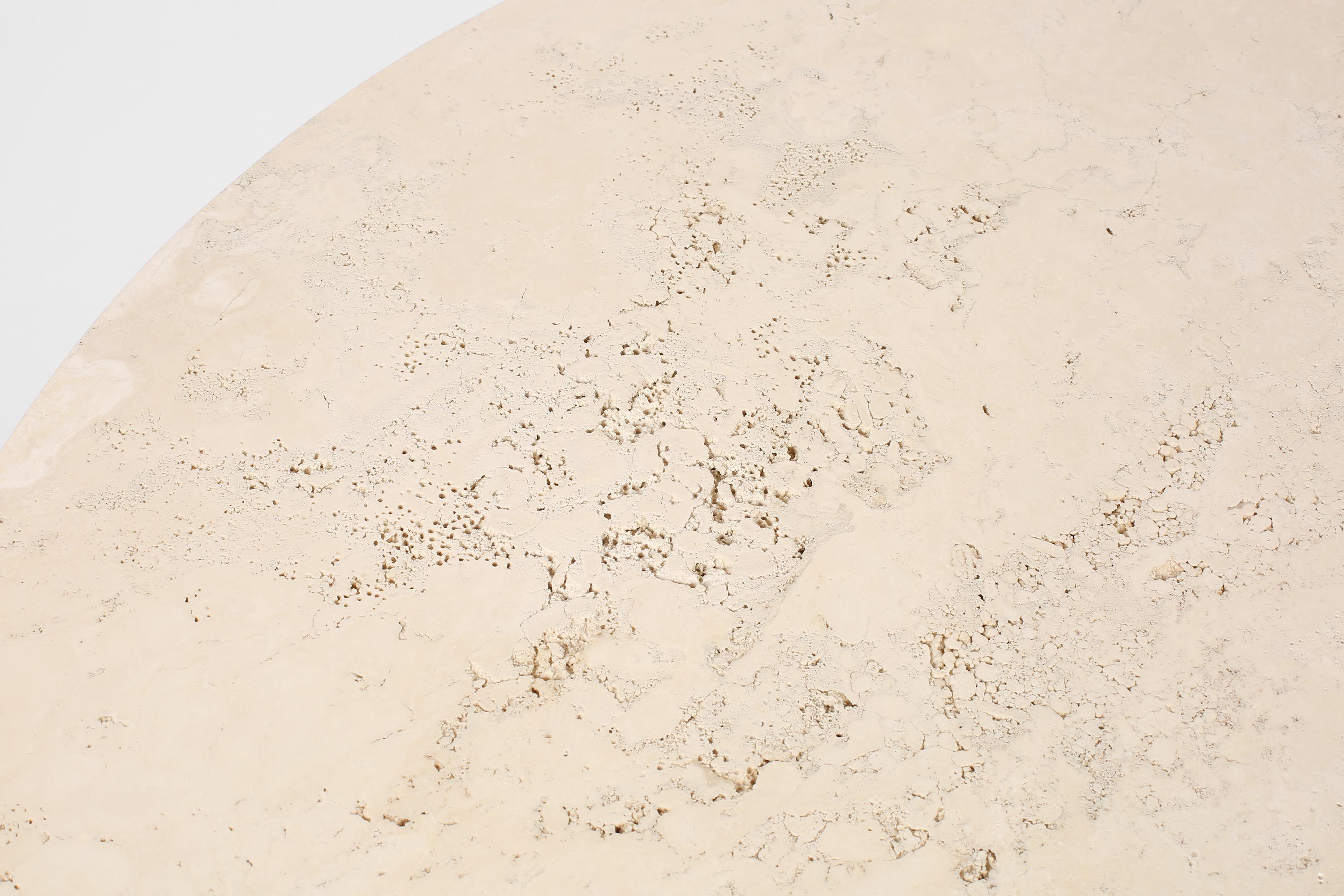 Français Table centrale française en fer forgé et pierre calcaire à la manière de Diego Giacometti en vente