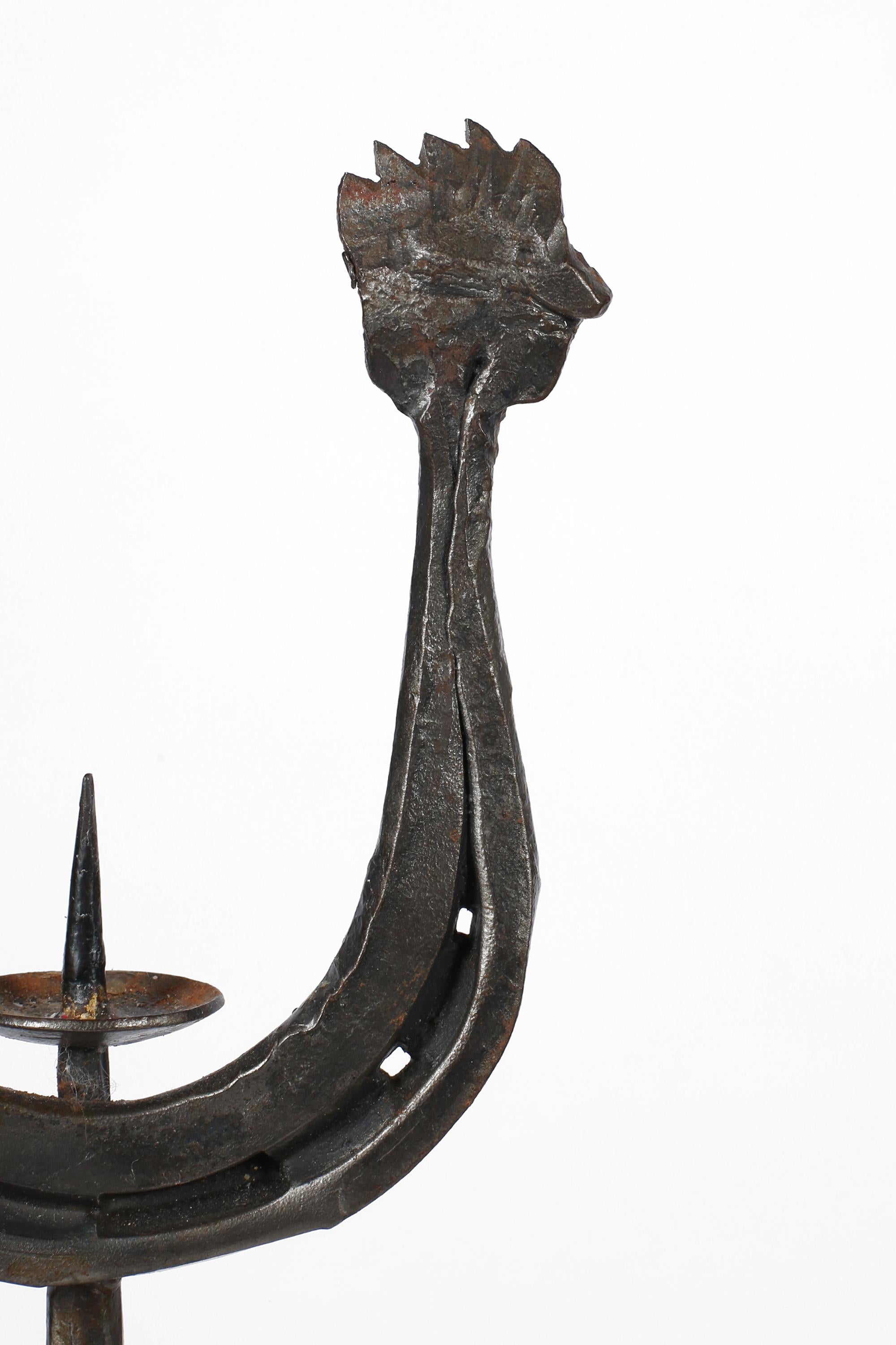 Candelero Zoomorfo de Hierro Forjado Francés de Mediados de Siglo Estilo Marolles Gallo siglo XX en venta