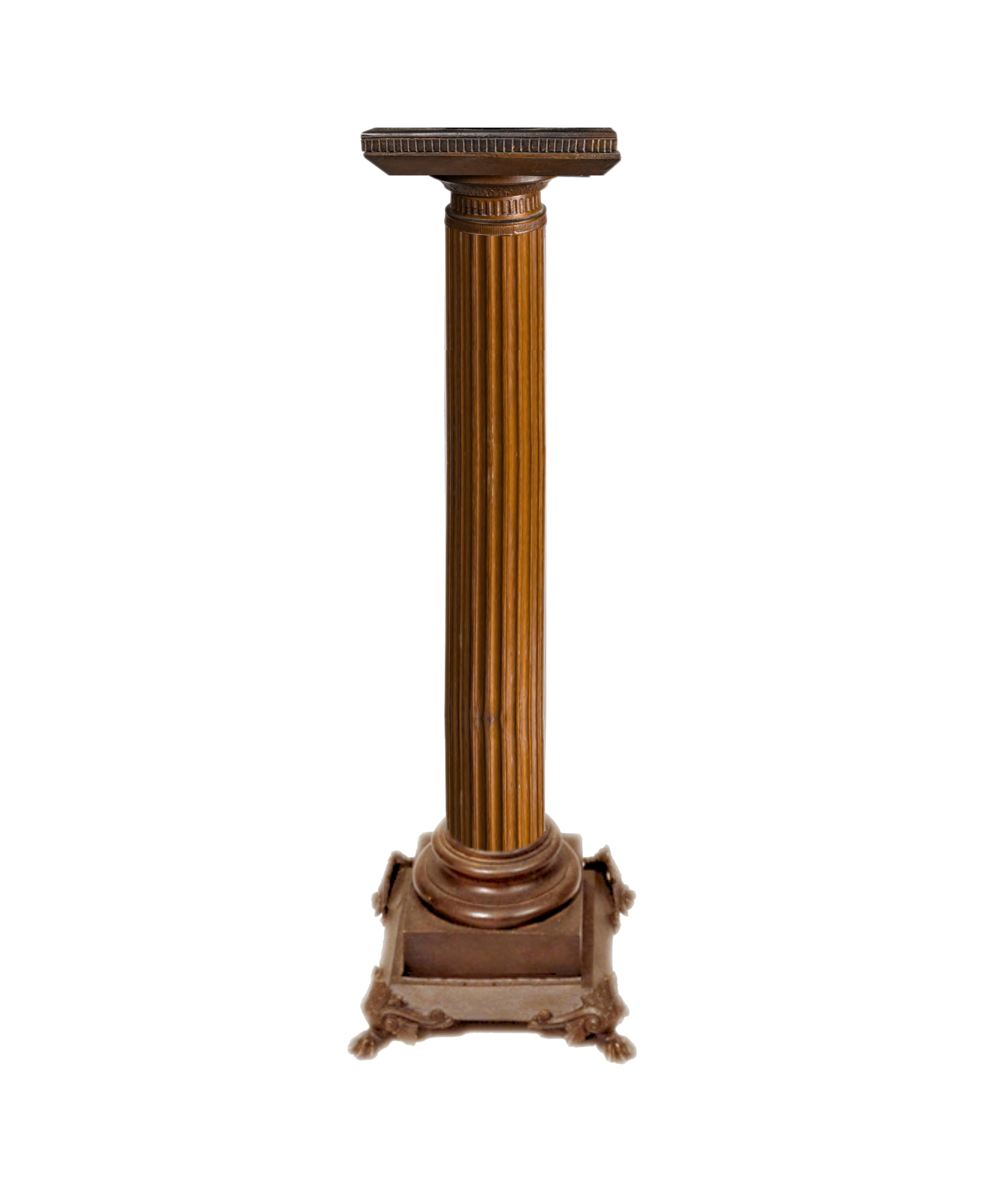 Geschmiedete Metallsäule mit kannelierten Details und dorischer Inspiration, ein Stück aus der Zeit Napoleons III.
