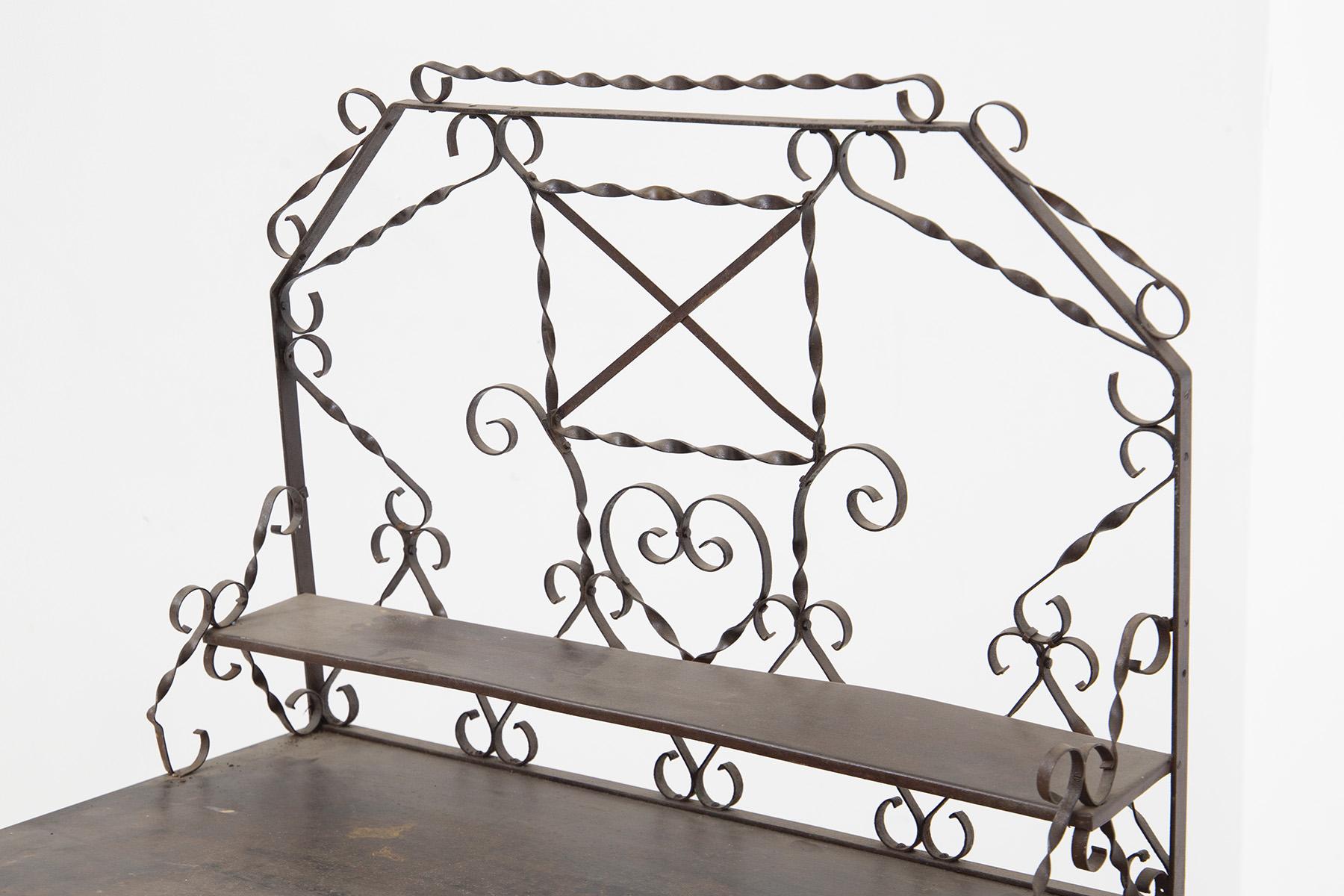 Beautiful French vanities dressing table belonging to the 1930s, made in France.
The toelette is entirely made of forged wrought iron, unparalleled craftsmanship.
There are 4 legs to support it, each shaped from 3 strands of curled iron, very