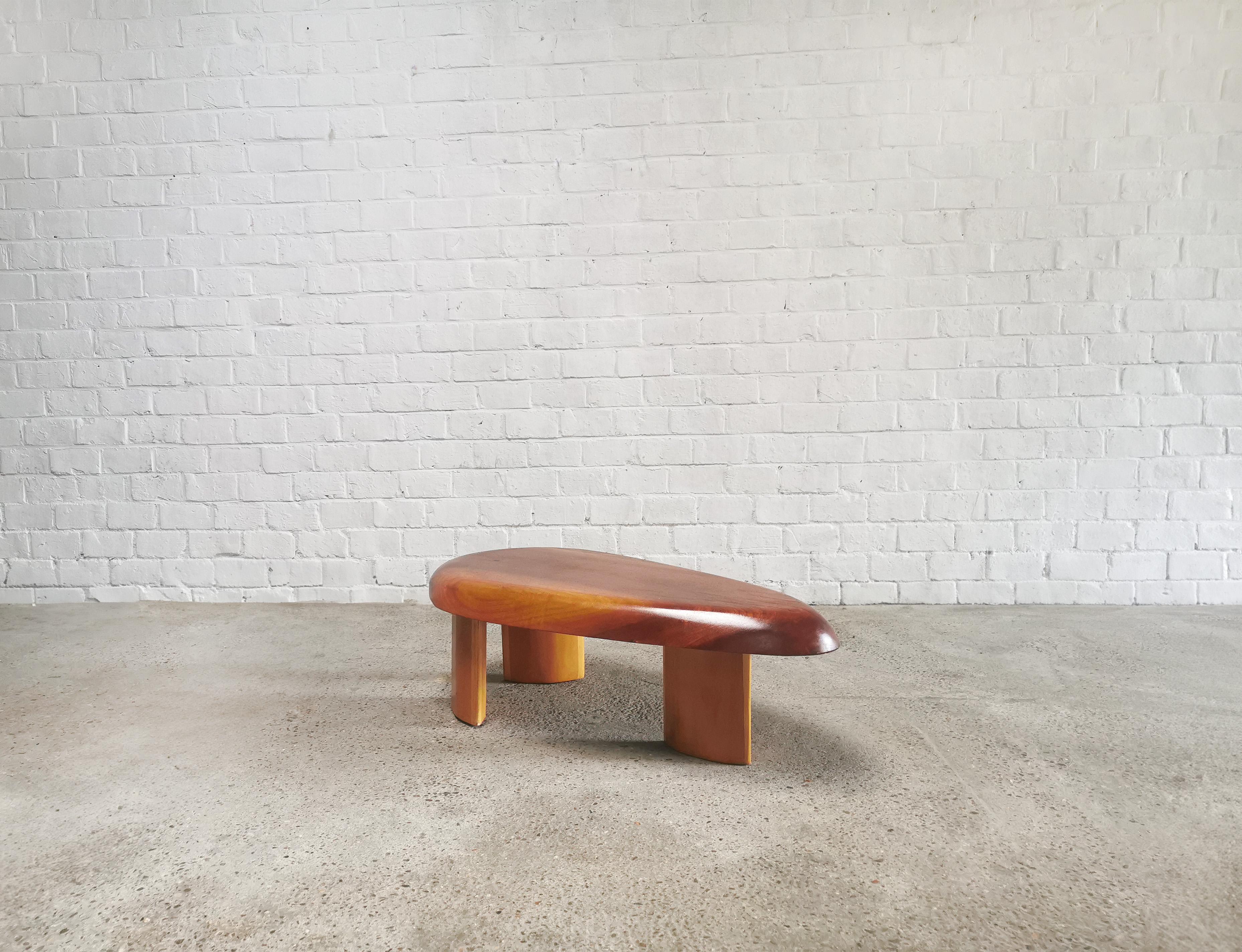 Superbe table basse 'Forme Libre' des années 50 avec un plateau épais et arrondi. Le style rappelle beaucoup les designs de Charlotte Perriand. Ce modèle est construit en bois naturel lourd qui a évolué vers une belle brillance et patine.  Le