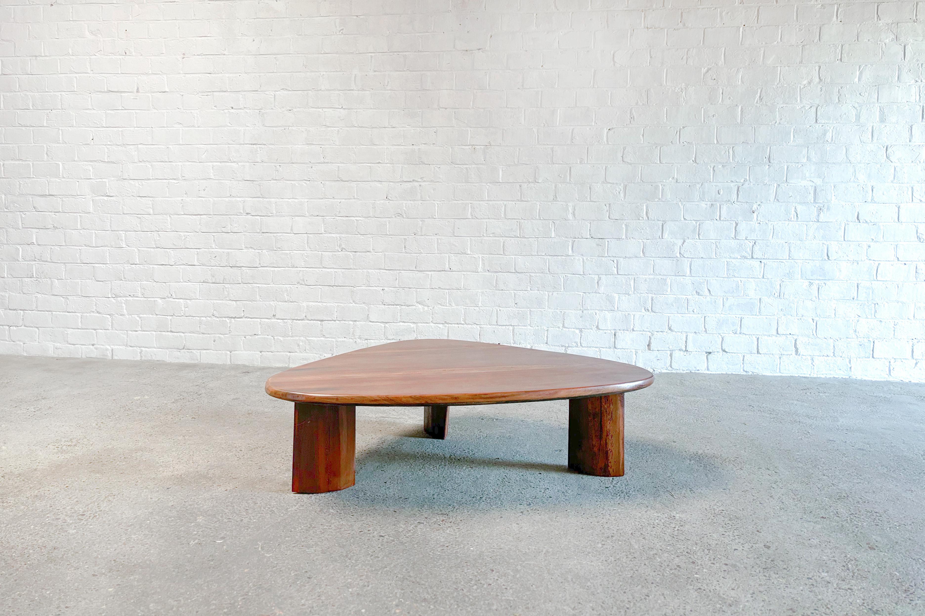 Superbe grande table basse française 'Forme Libre' avec un épais plateau à coins arrondis. Le style rappelle beaucoup les designs de Charlotte Perriand. Ce modèle est construit en bois naturel lourd qui a évolué vers une belle brillance et patine.