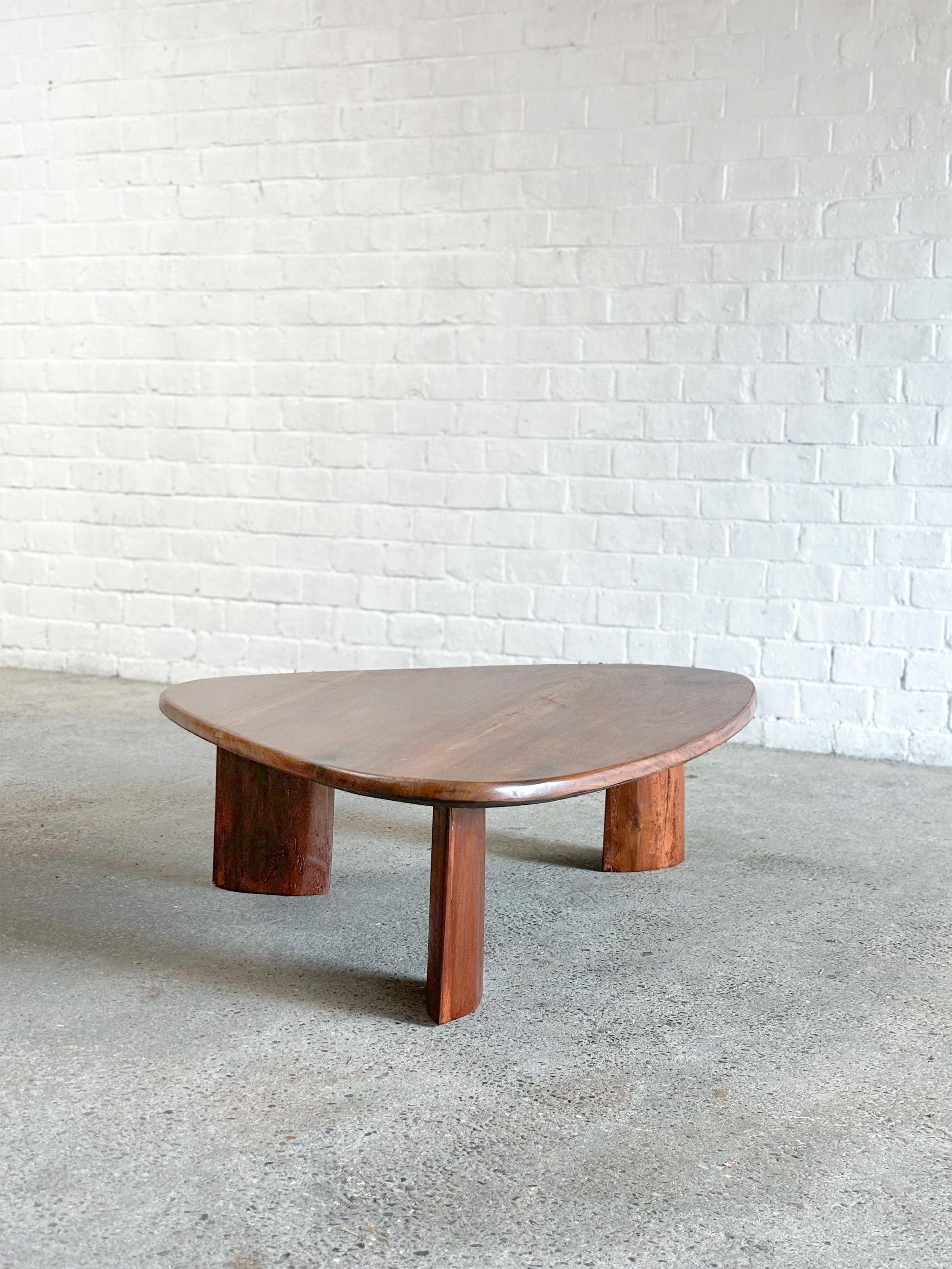 Mid-Century Modern Table basse libre dans le style de Charlotte Perriand