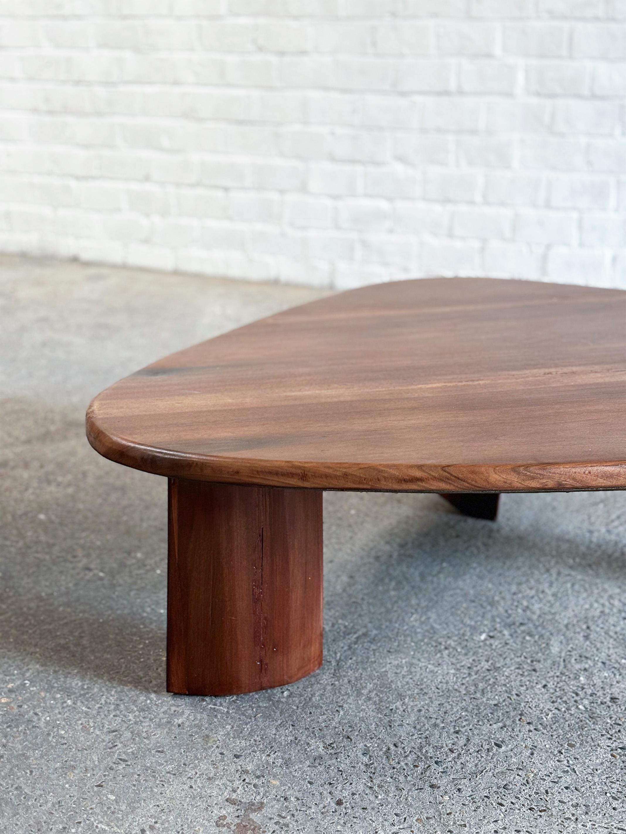 20ième siècle Table basse libre dans le style de Charlotte Perriand