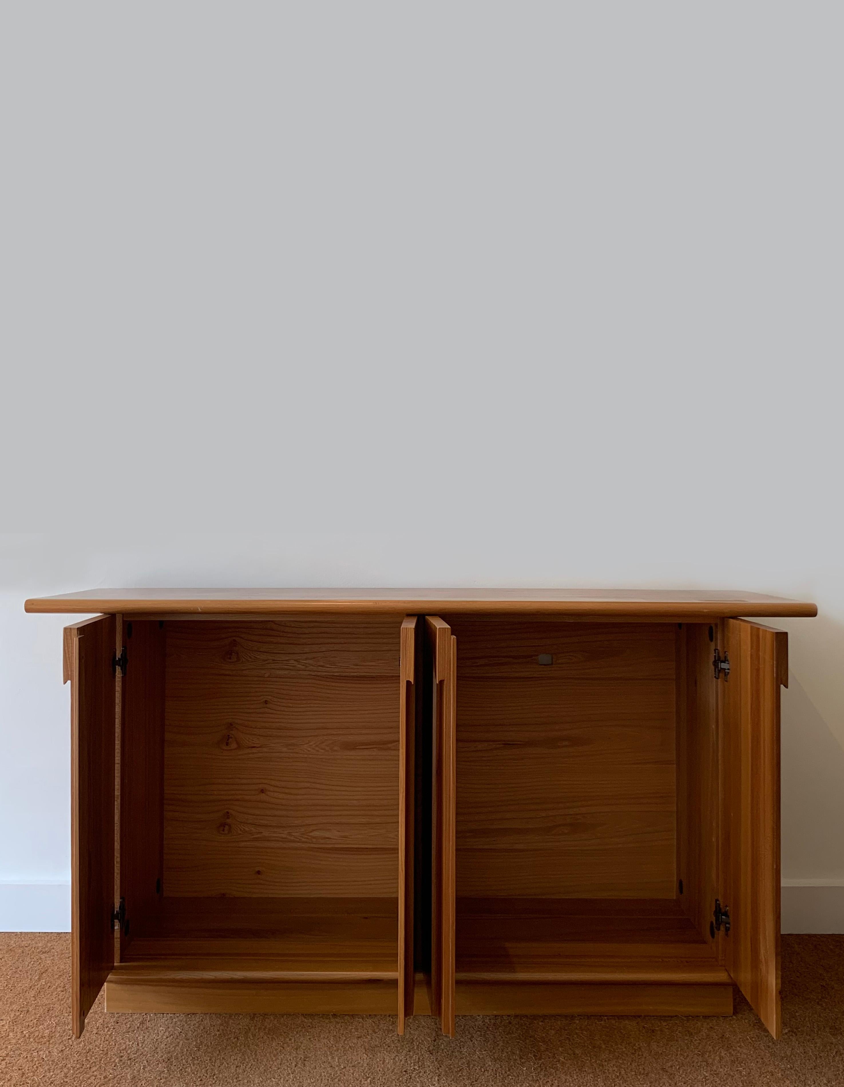Buffet français à quatre portes en orme avec inserts en laiton, années 1960 en vente 8