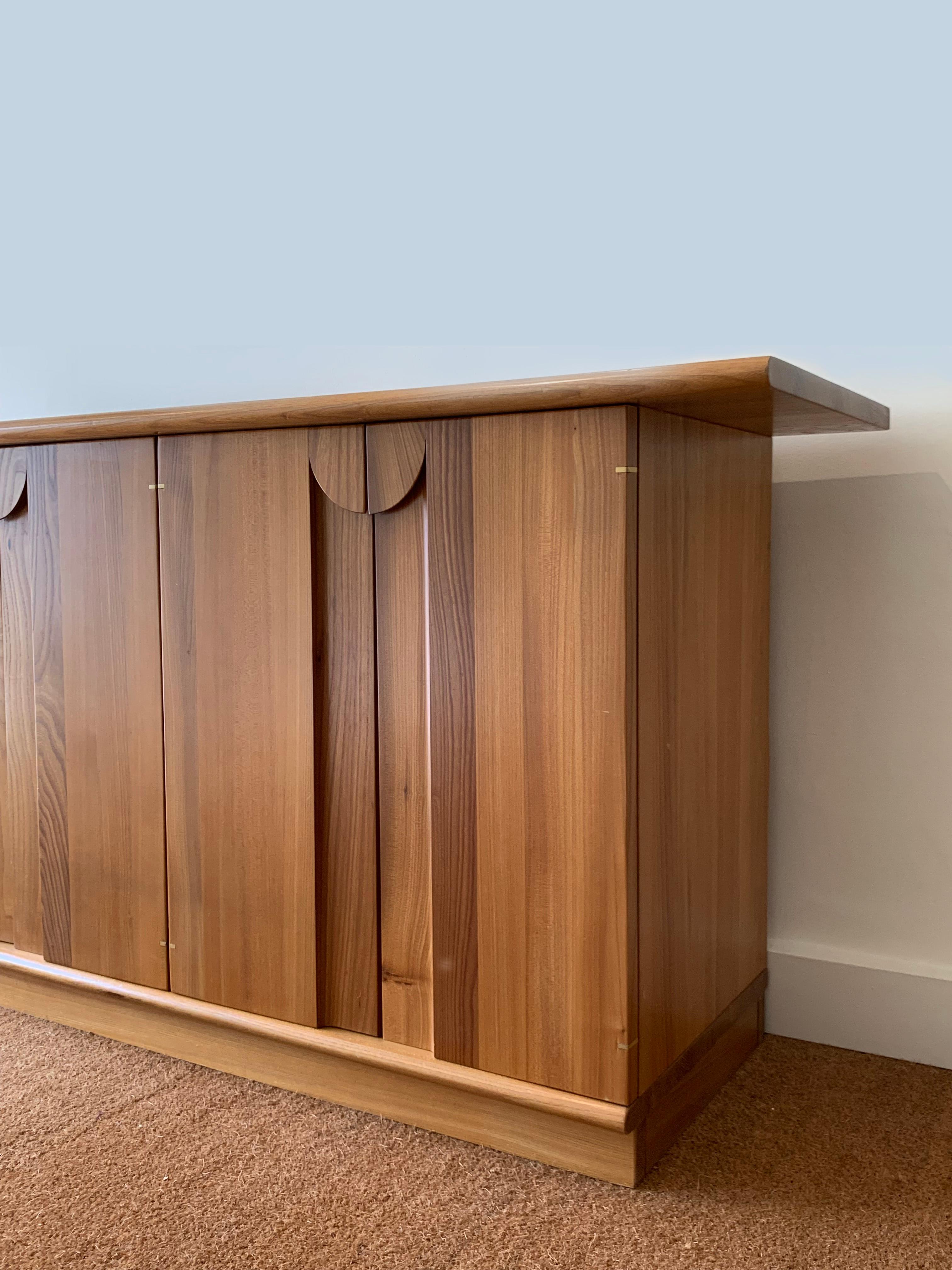 Buffet français à quatre portes en orme avec inserts en laiton, années 1960 en vente 2