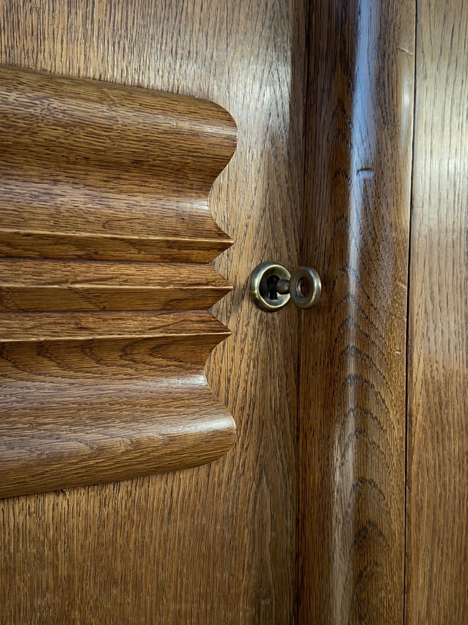 Art Déco Credenza francese a quattro ante in Oak con ornamento di borchie a raggi di sole in vendita
