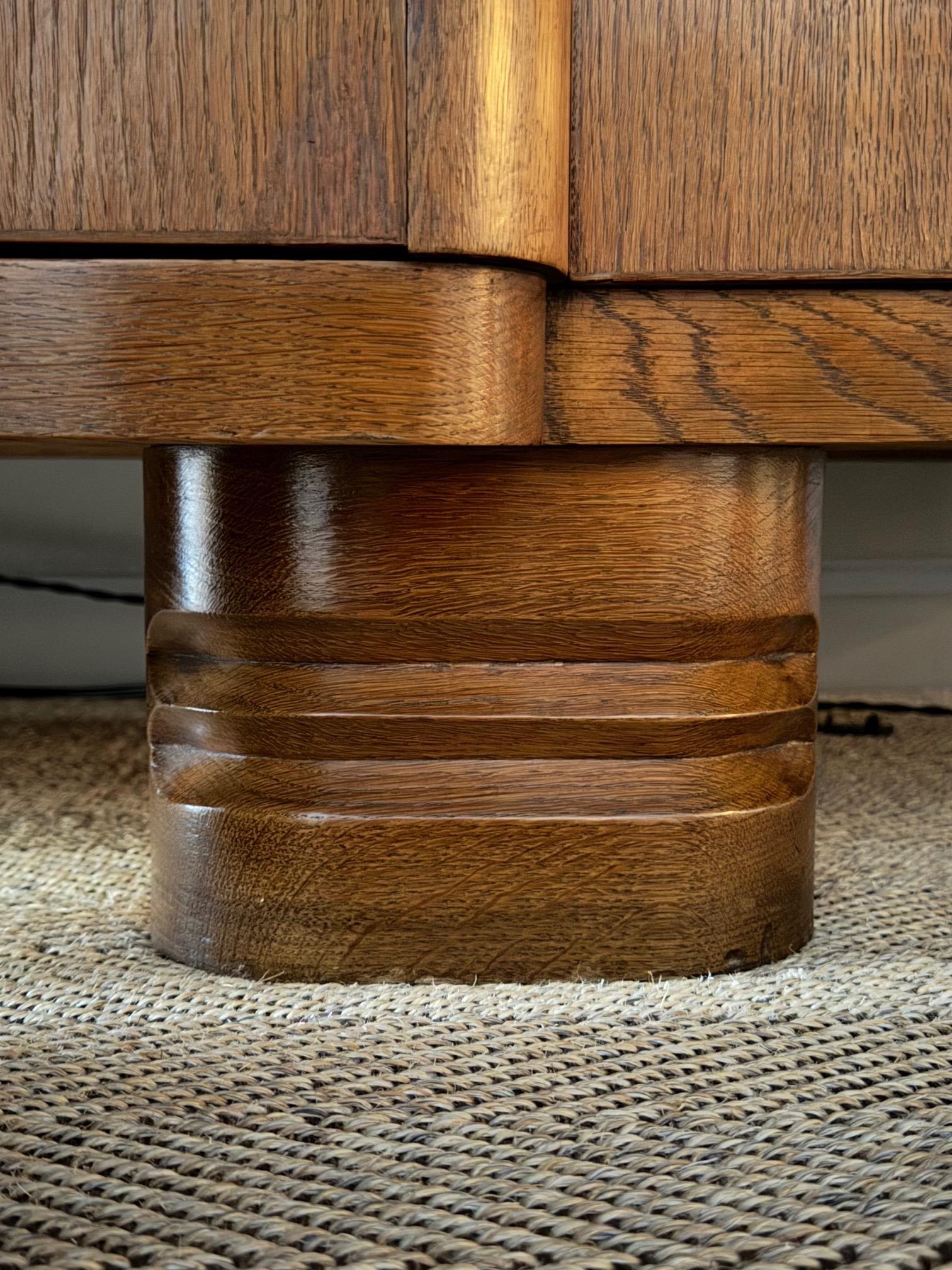 Francese Credenza francese a quattro ante in Oak con ornamento di borchie a raggi di sole in vendita