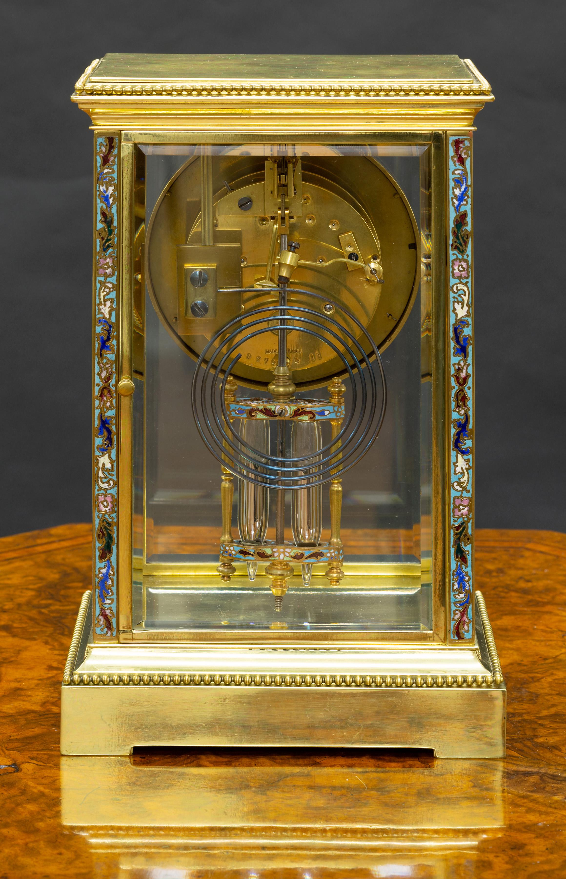 Louis XV Pendule de cheminée française à quatre verres avec décoration champlevée en vente