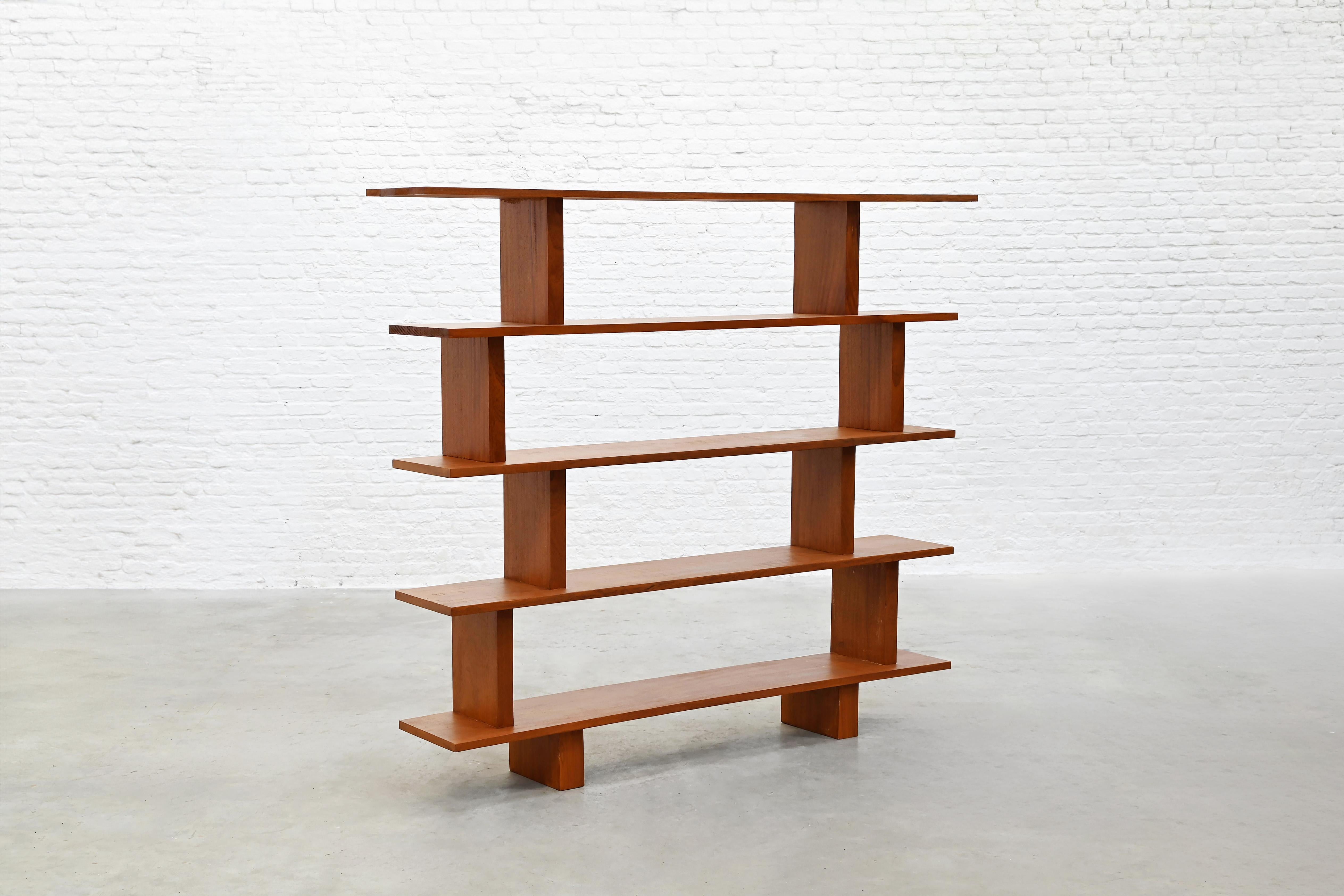 Elegante e architettonico mobile da parete a forma libera in legno massiccio, progettato nello stile di Charlotte Perriand, Francia, fine del XX secolo.
Questo sistema di scaffalatura minimalista è caratterizzato da cinque ampi ripiani fluttuanti