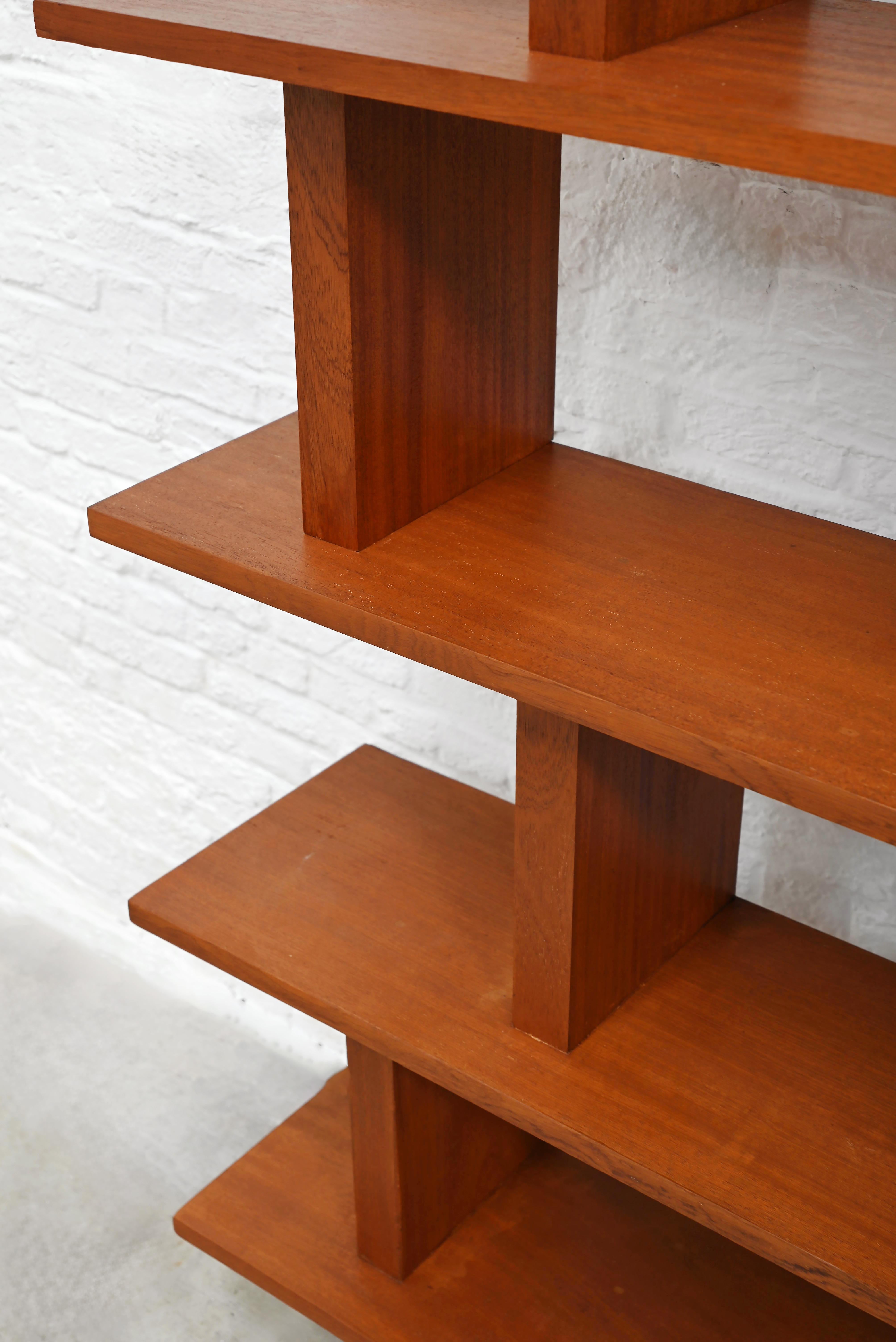 Mobile da parete / libreria francese a forma libera, 20° secolo In condizioni buone in vendita a Antwerp, Antwerp