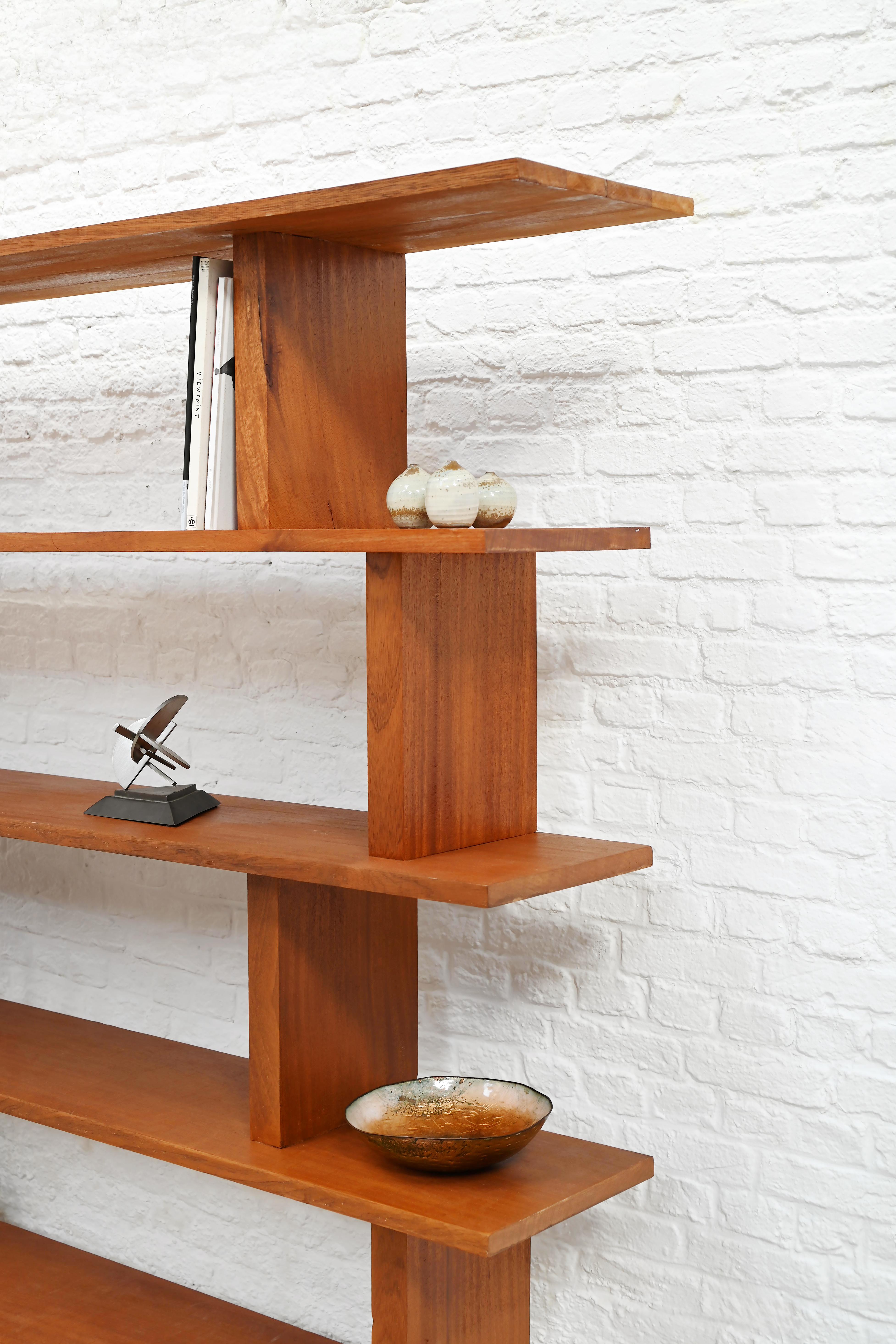 Legno Mobile da parete / libreria francese a forma libera, 20° secolo in vendita