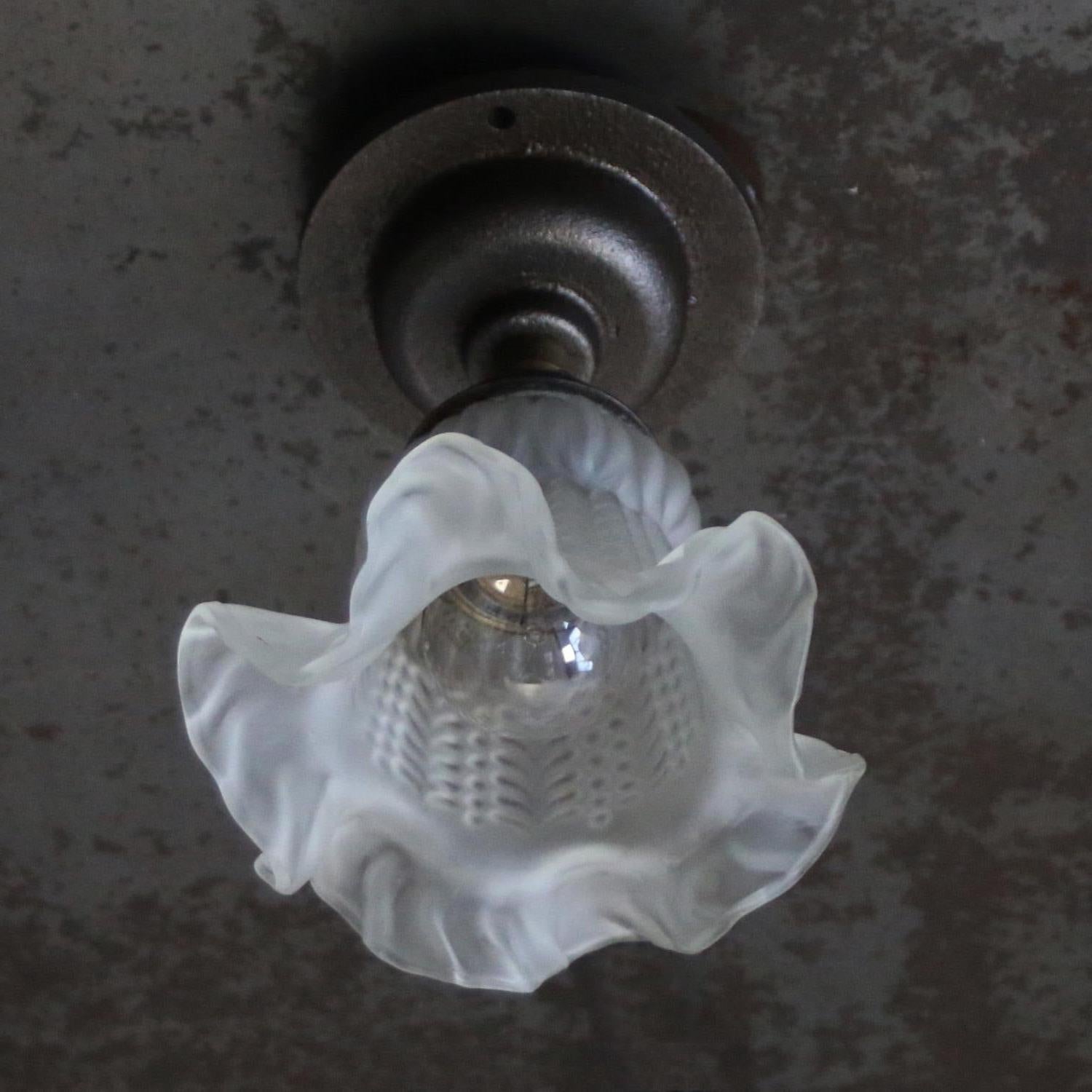 Lampade da soffitto a incasso in ottone con vetro smerigliato francese e ghisa In condizioni buone in vendita a Amsterdam, NL