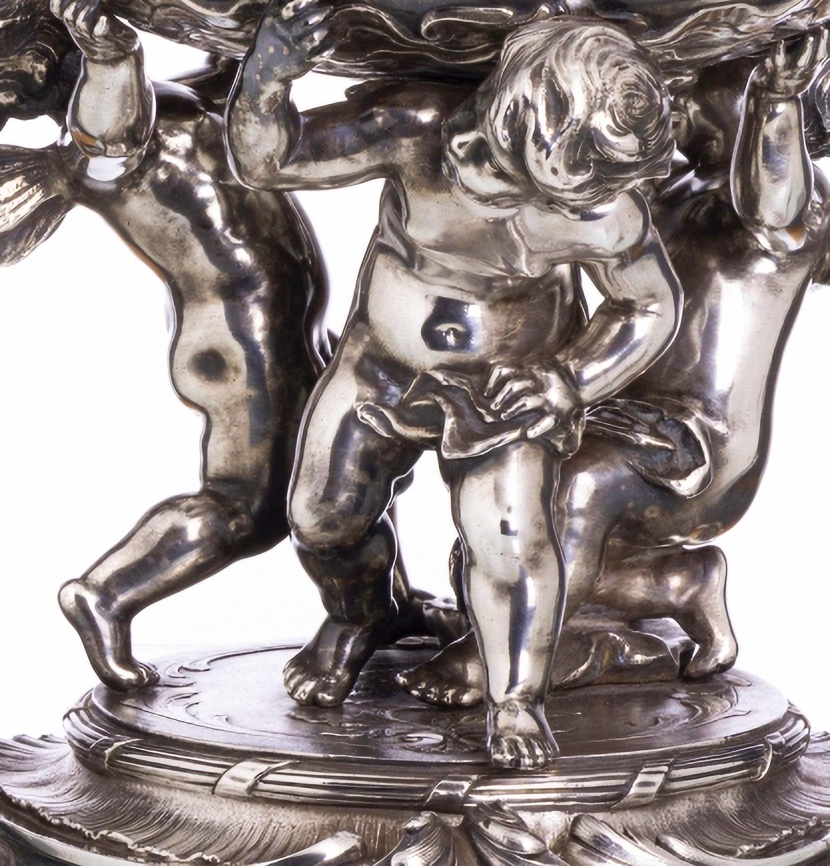 FRENCH FRUIT TABLE CENTER

19th Century 
silver metal base 'CHRISTOFLE' (1858-1859),
relief decoration with 