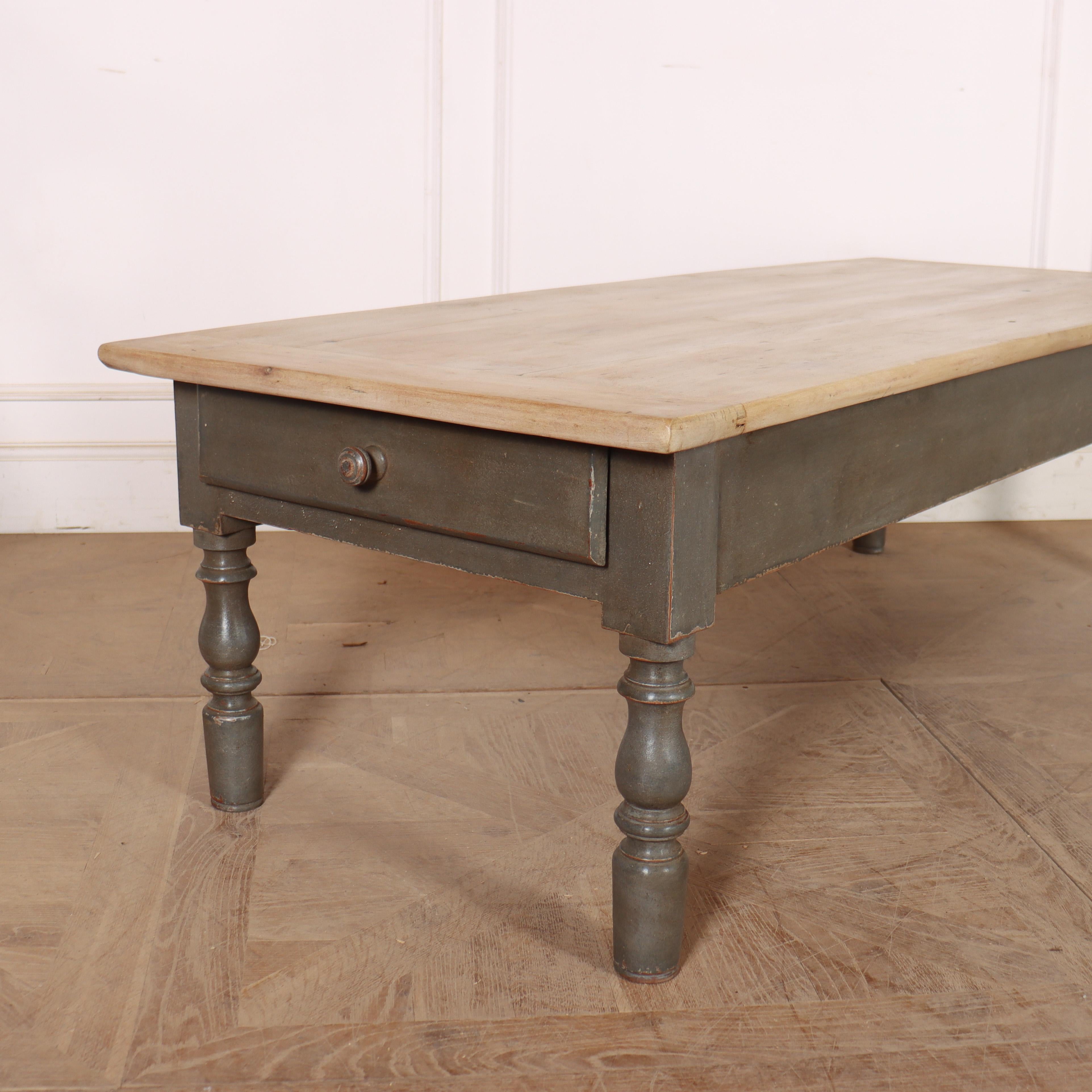 Tavolino da caffè francese in legno da frutto del XIX secolo con piano ben pulito e sbiancato. 1880.


Riferimento interno: H


Codice: 8890

Dimensioni:
L: 67,5