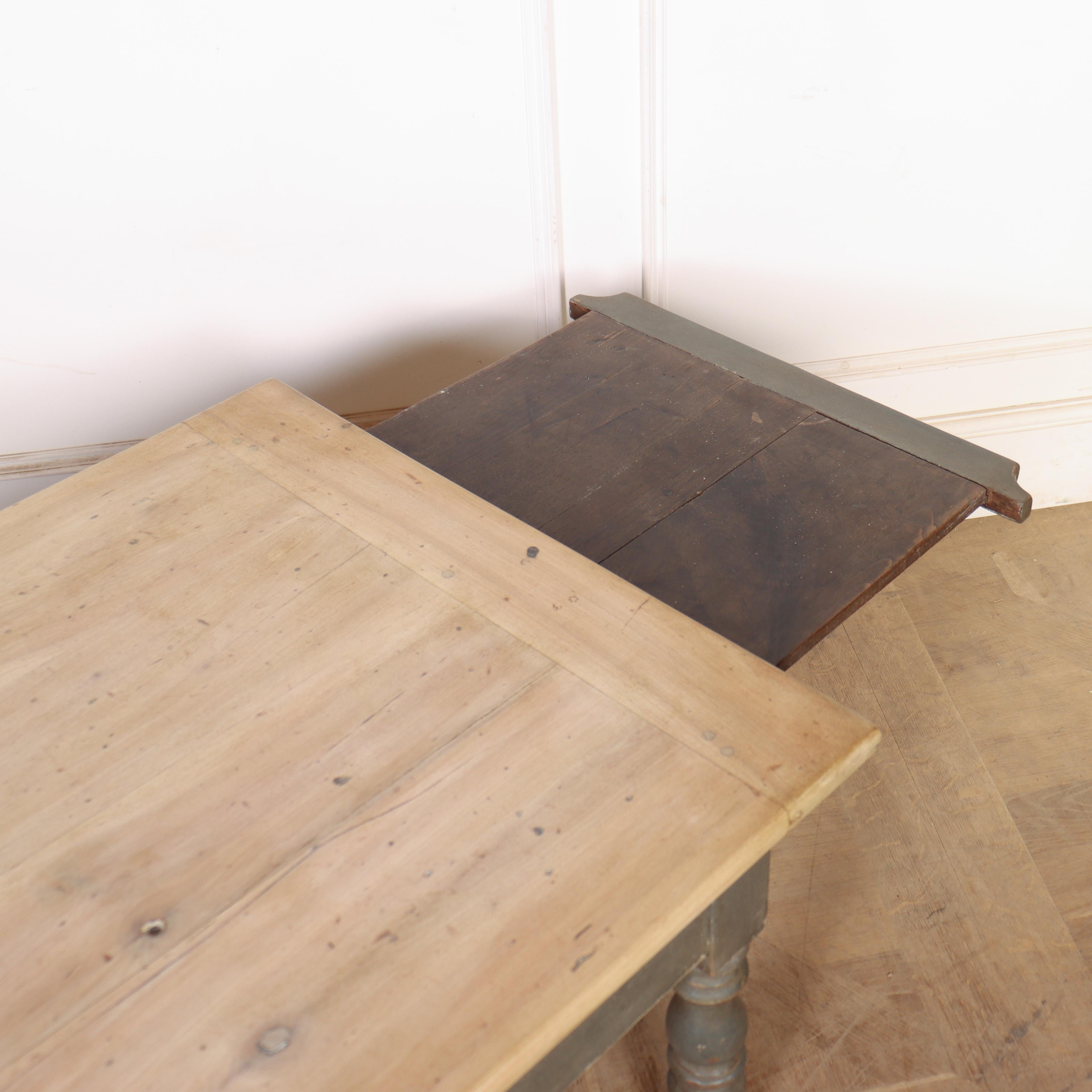 XIX secolo Tavolino da caffè francese in legno di frutto in vendita